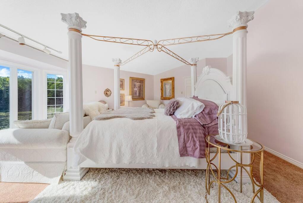 Six-Bedroom House photo 1