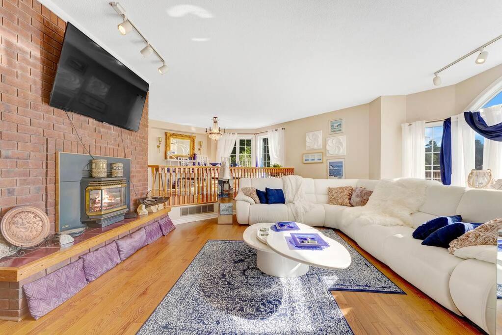 Six-Bedroom House photo 2