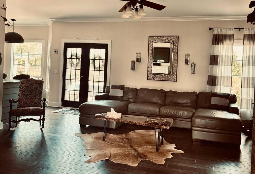 Six-Bedroom House photo 1