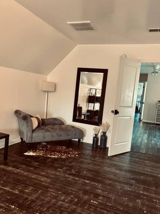 Six-Bedroom House photo 2