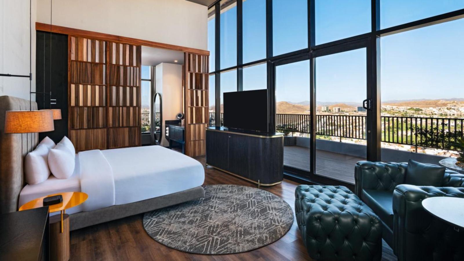 Superior King Suite with Golf View and Balcony photo 1