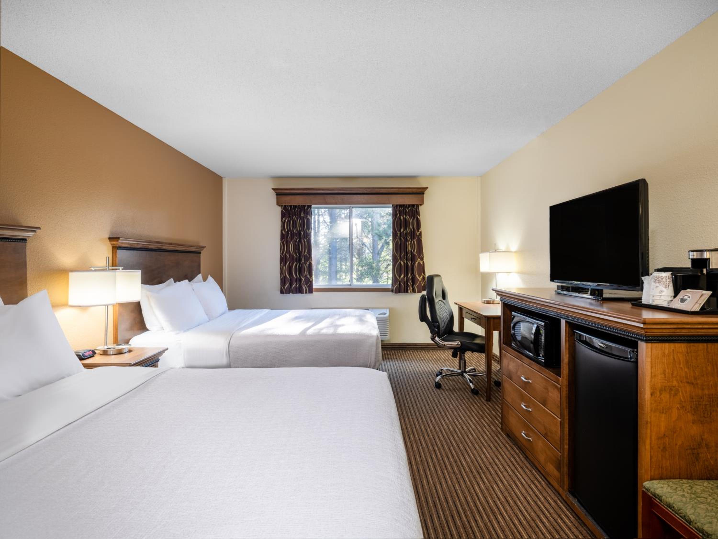 Queen Room with Two Queen Beds photo 2