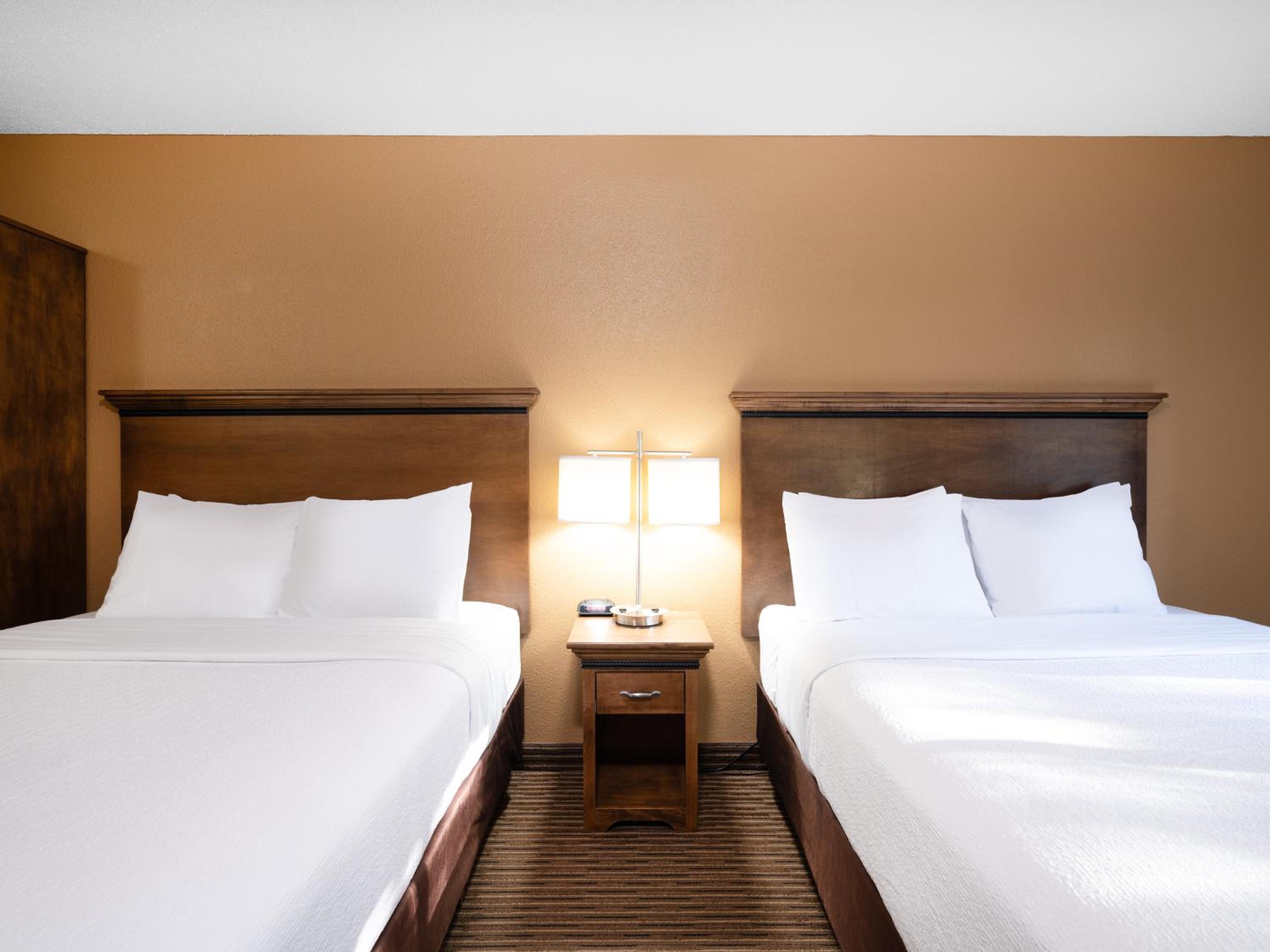 Queen Room with Two Queen Beds photo 3