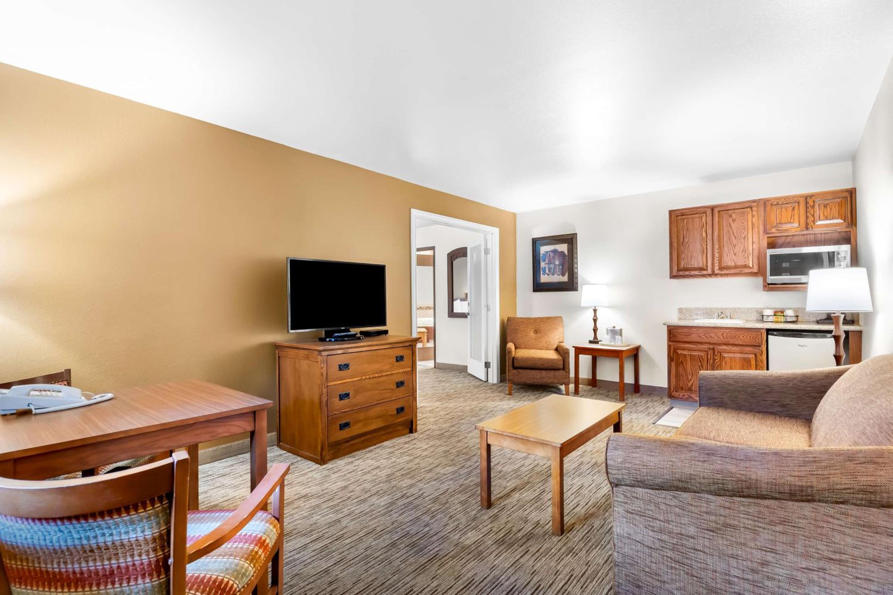 King Suite with Sofa Bed, Spa Bath and Wet Bar - Non-Smoking