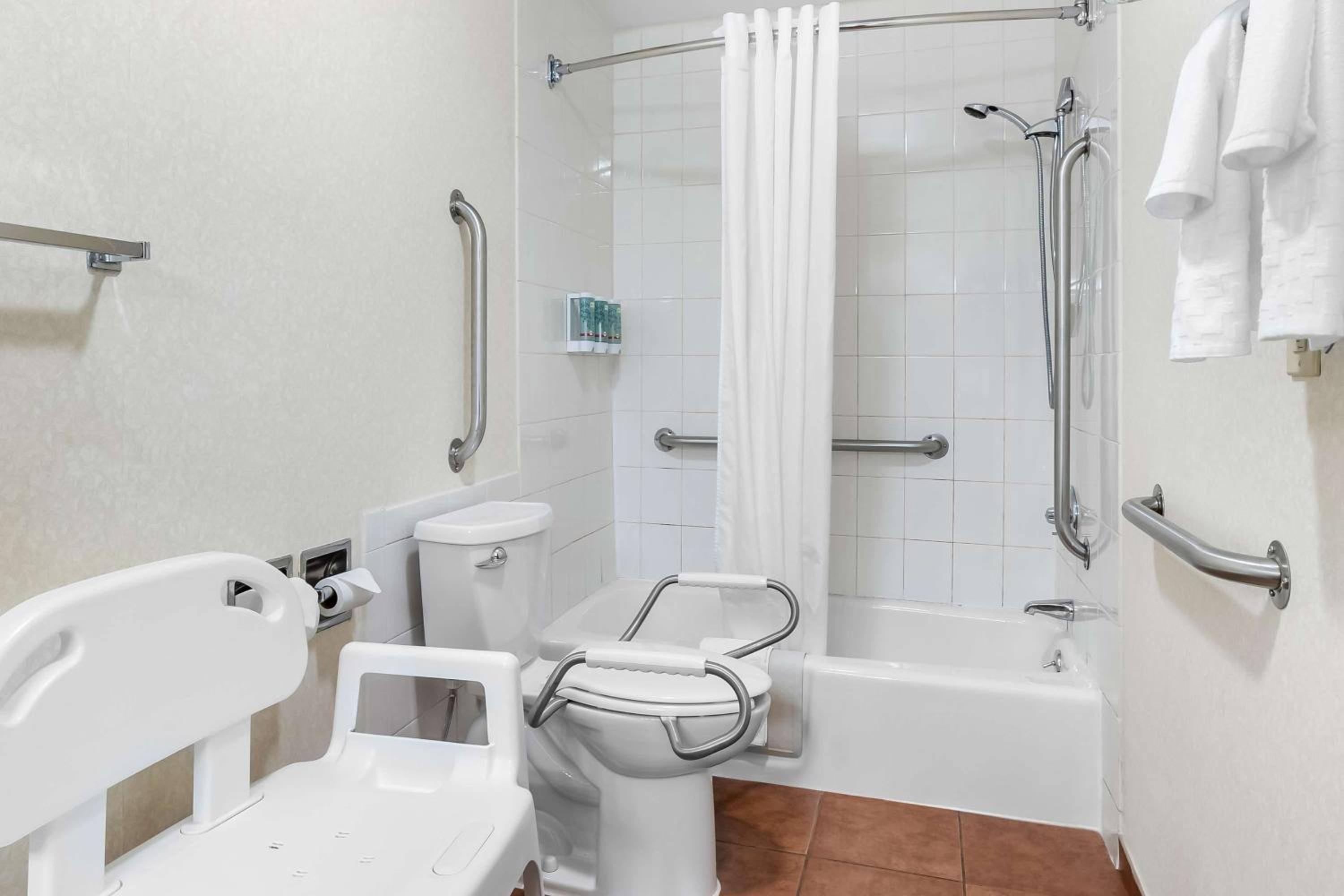 Queen Room with Two Queen Beds - Non-Smoking/First Floor/Exterior Room - Photo 4