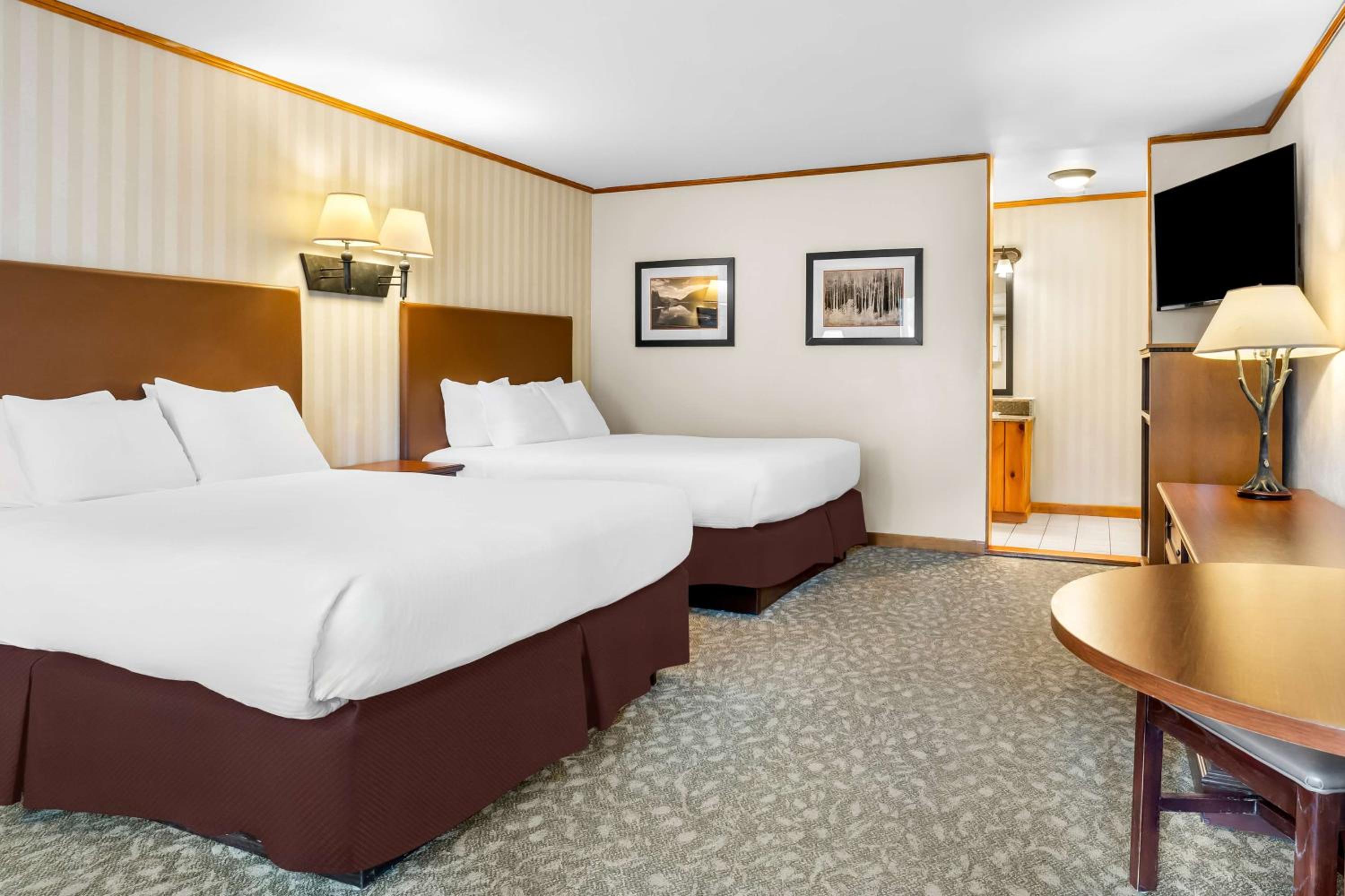 Queen Suite with Two Queen Beds, Sofa Bed, Balcony and Lake View - Interior Room/Second Floor/Non-Smoking photo 2