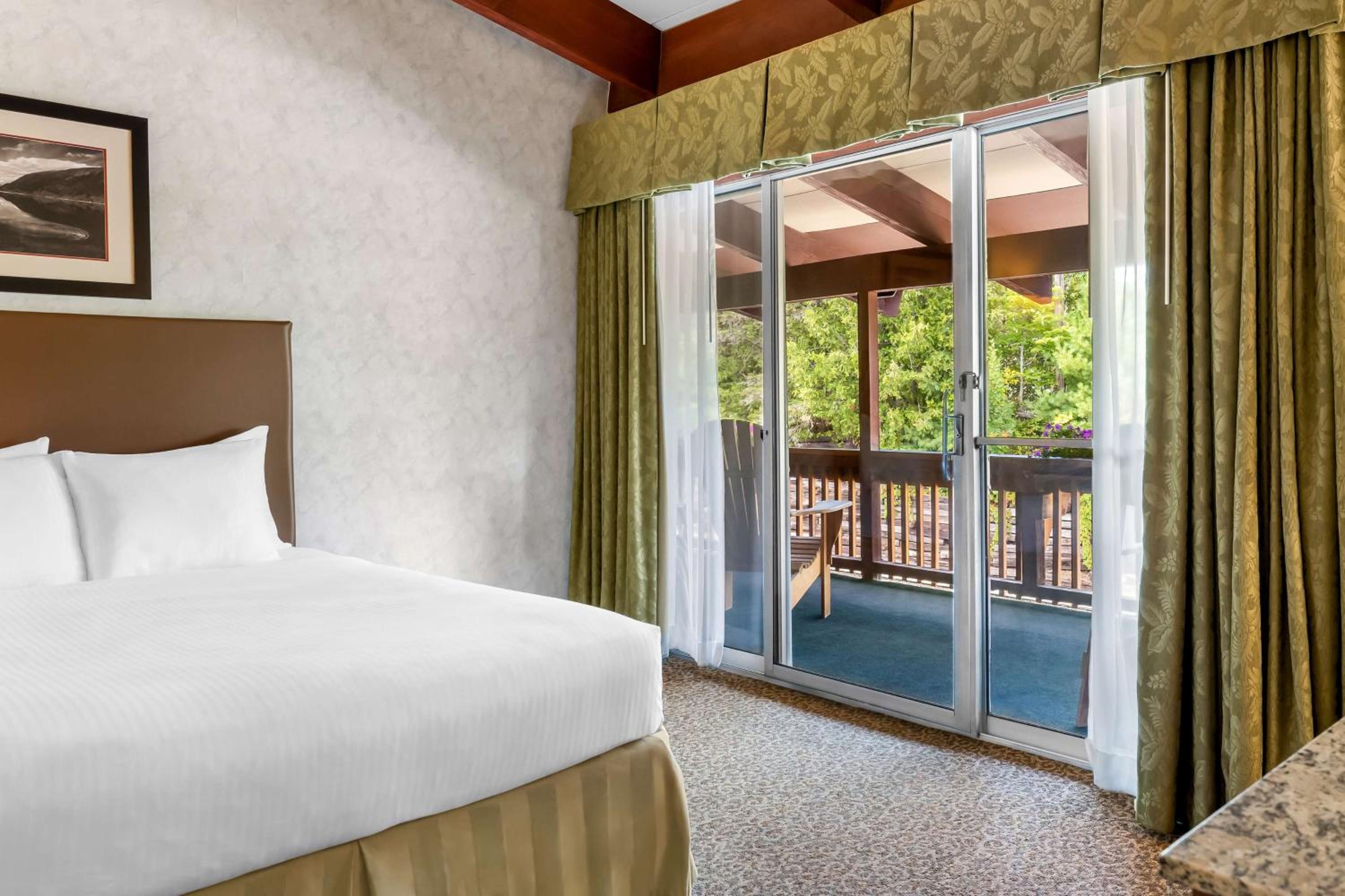 Queen Room with Two Queen Beds and Balcony - Non-Smoking/Second Floor - Photo 3
