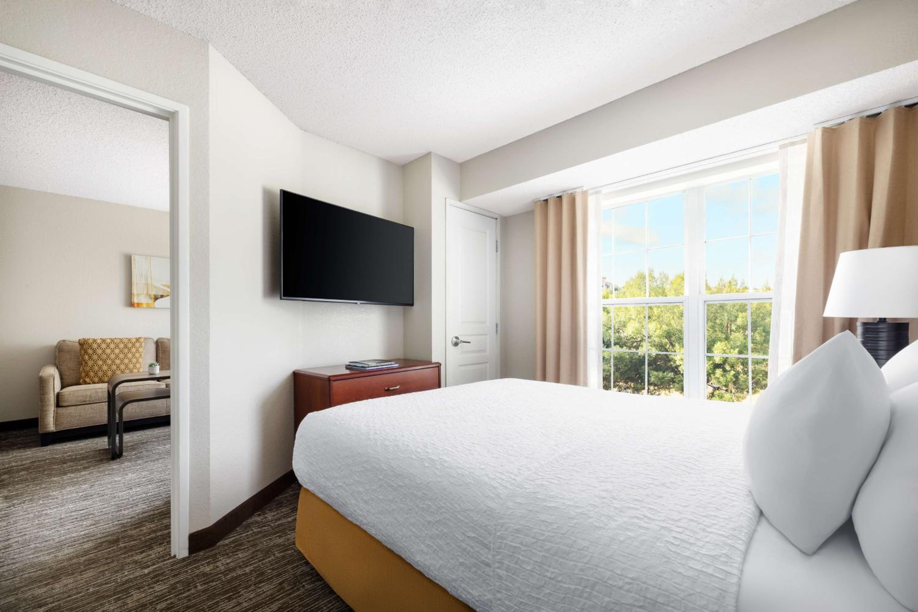 Queen Suite - Photo 11