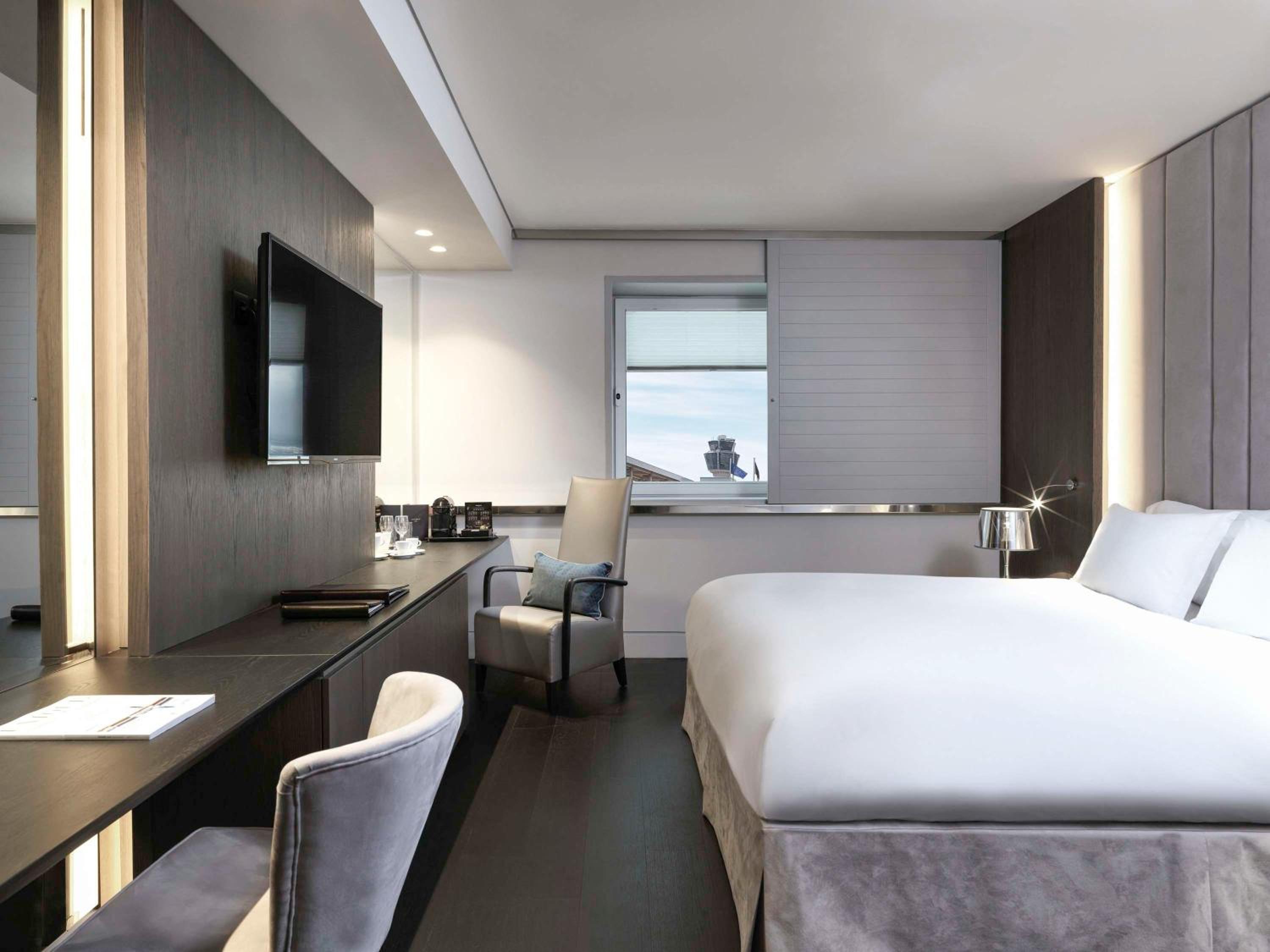 Club Luxury Queen Room - Lounge Access