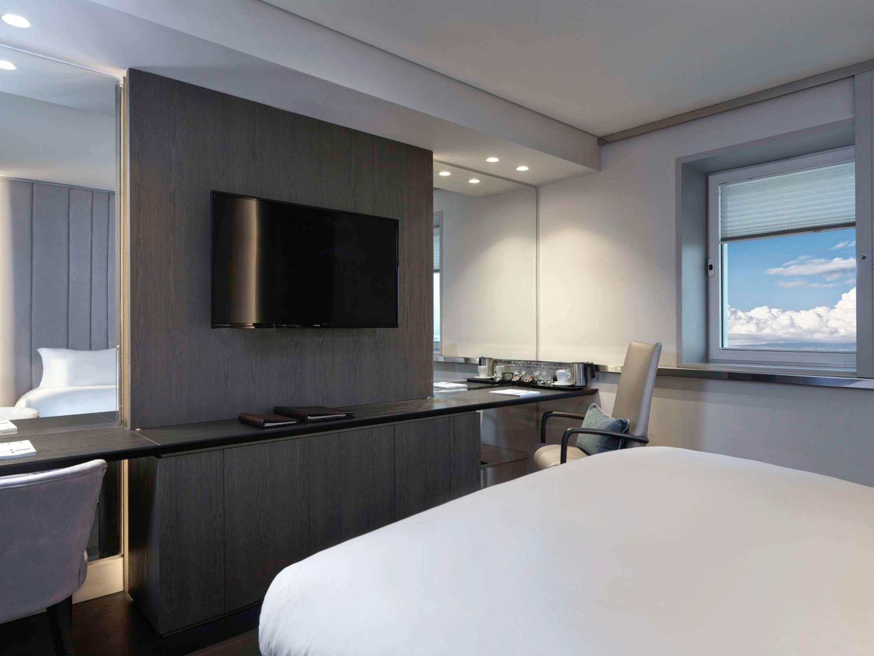 Club Luxury Queen Room - Lounge Access