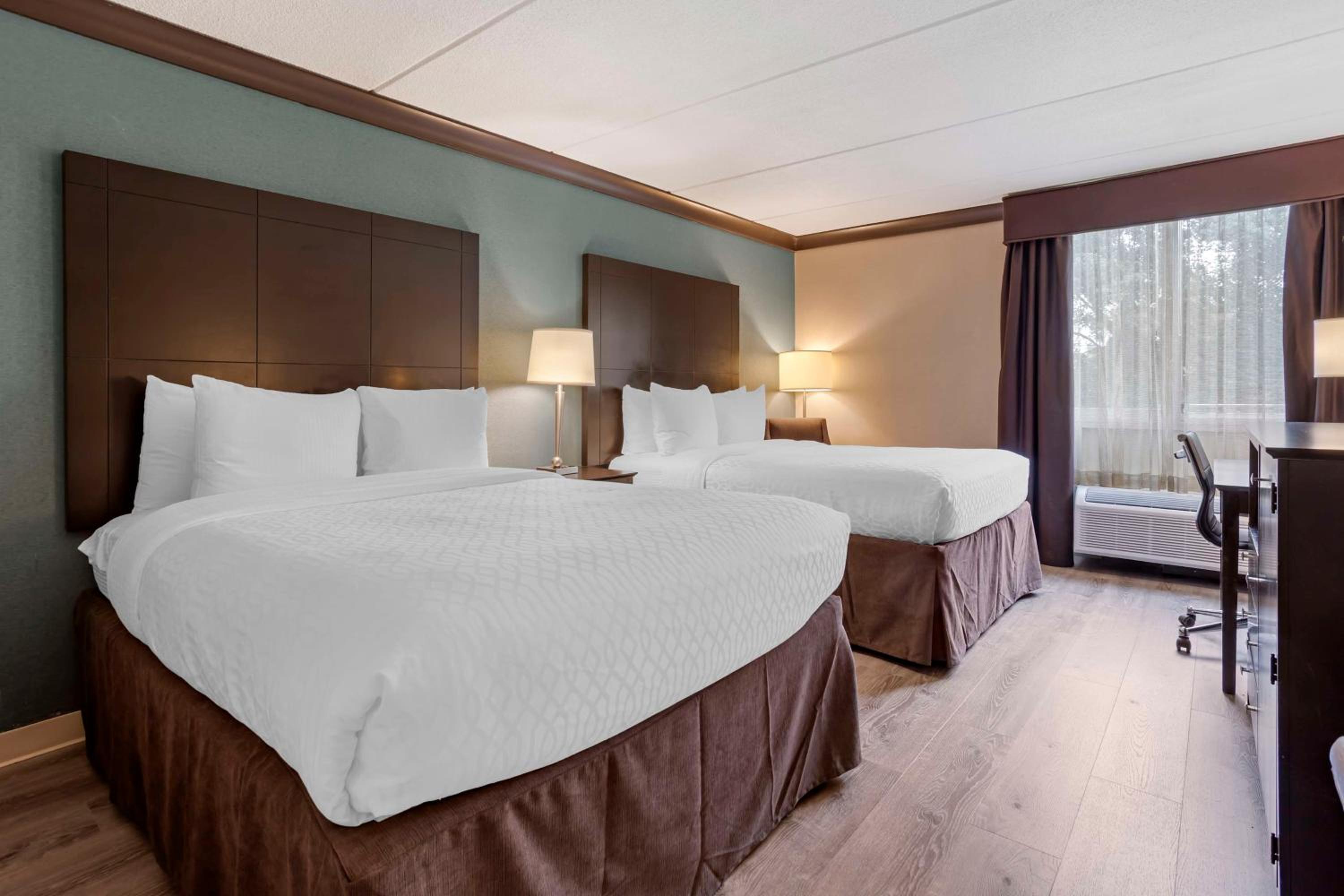 Queen Room with Two Queen Beds - Non-Smoking - Photo 9