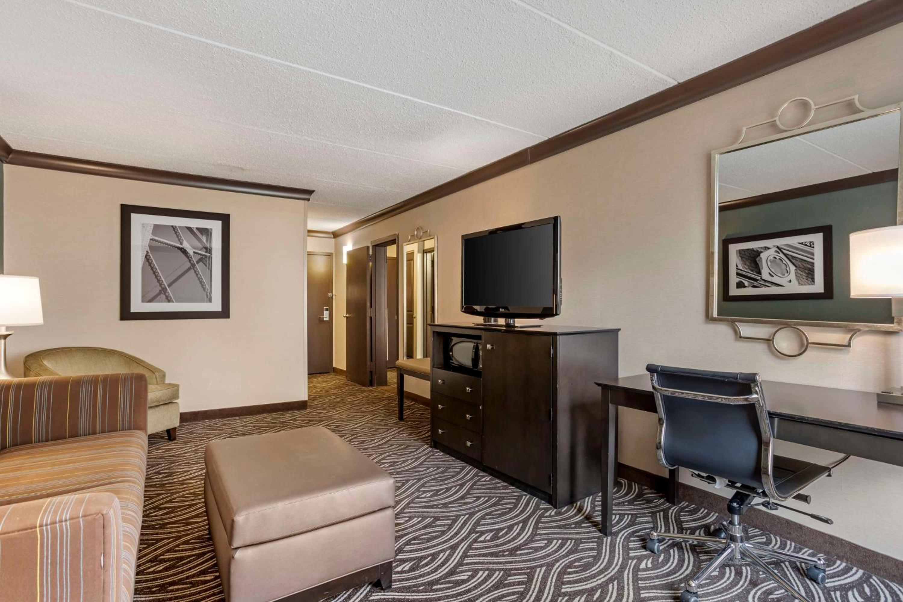 King Suite - Non-Smoking - Photo 7