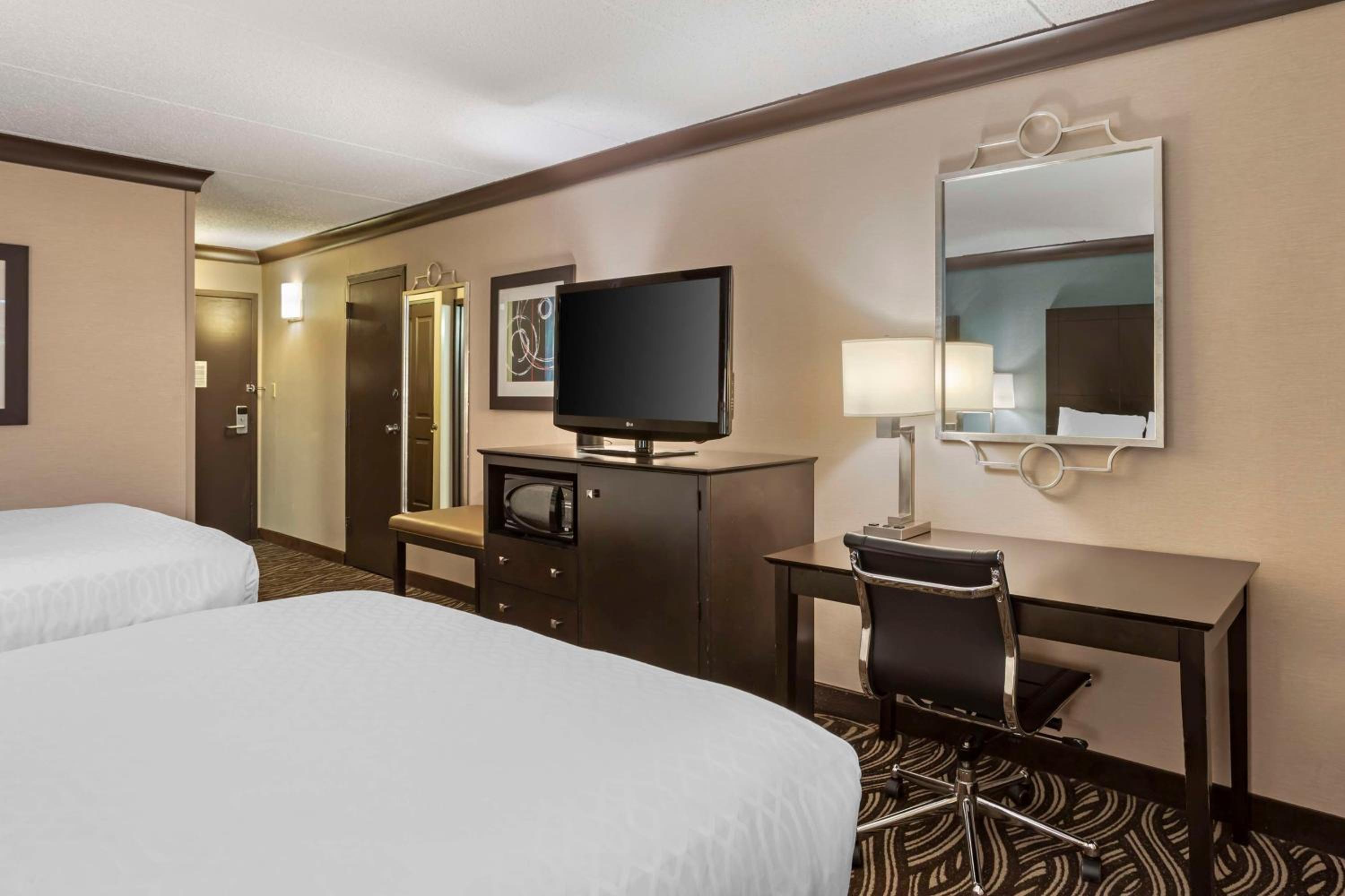 Queen Room with Two Queen Beds - Non-Smoking - Photo 3