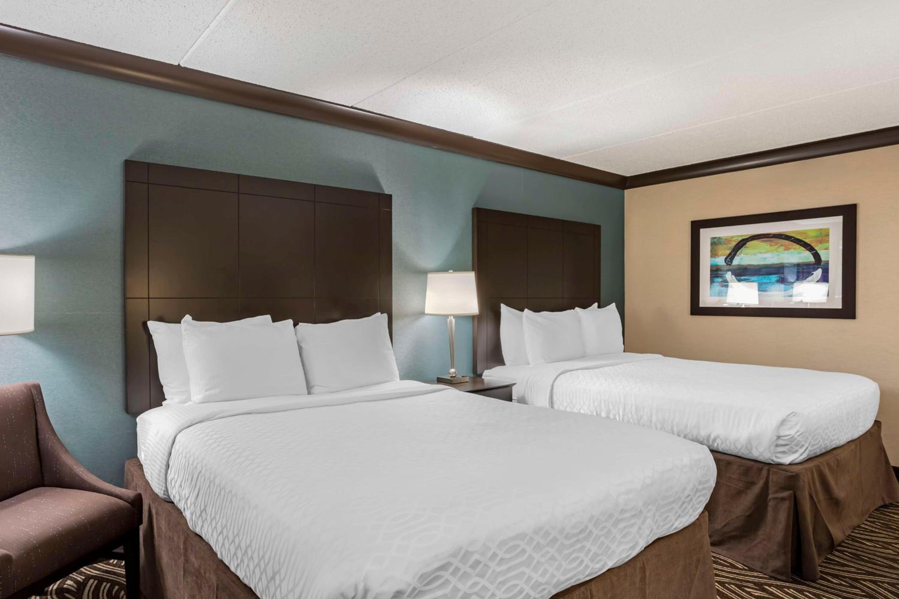 Queen Room with Two Queen Beds - Non-Smoking - Photo 7