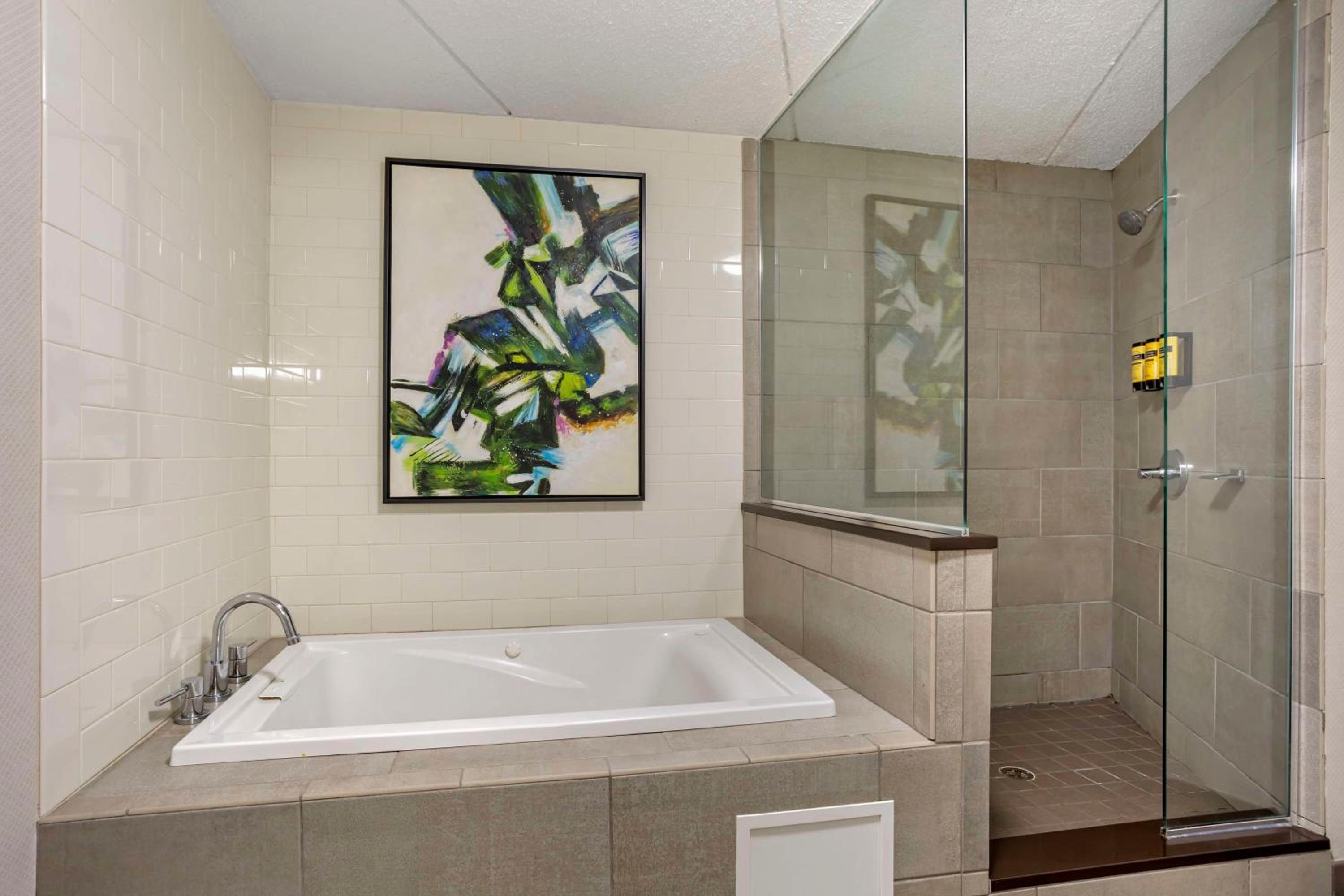 King Room - Non-Smoking - Photo 7