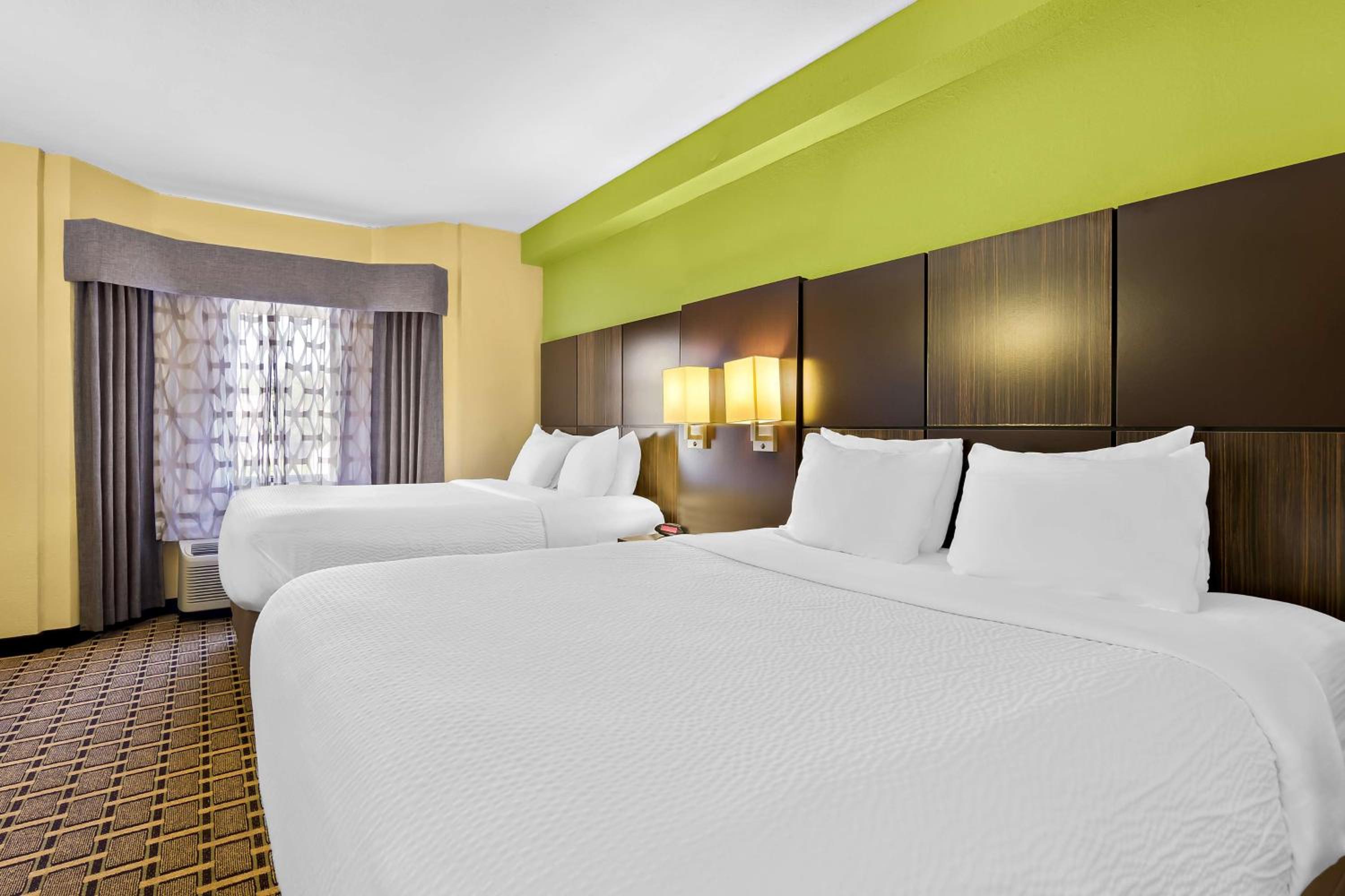 Queen Suite with Two Queen Beds and Sofa Bed - Non-Smoking - Photo 2