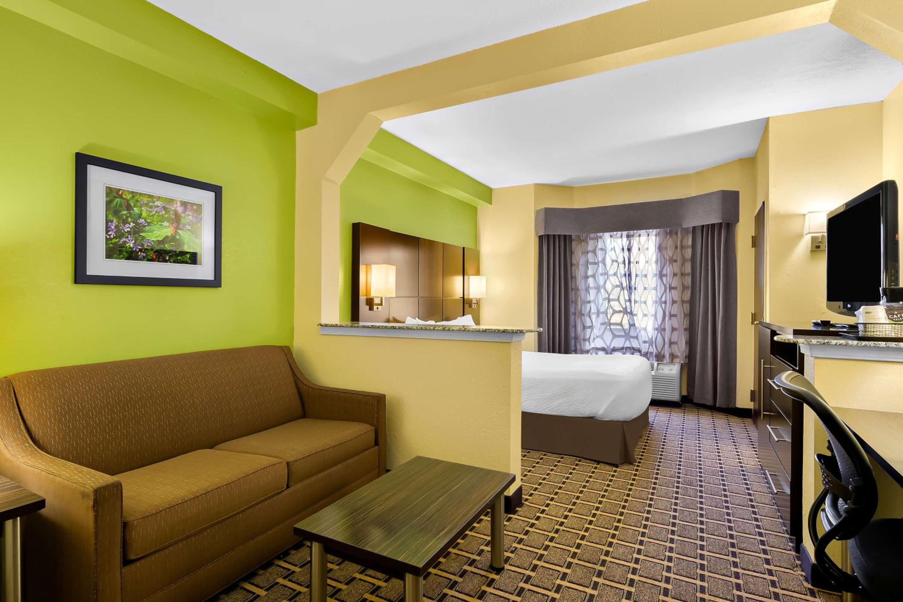 Queen Suite - Disability Access/Non-Smoking - Photo 1