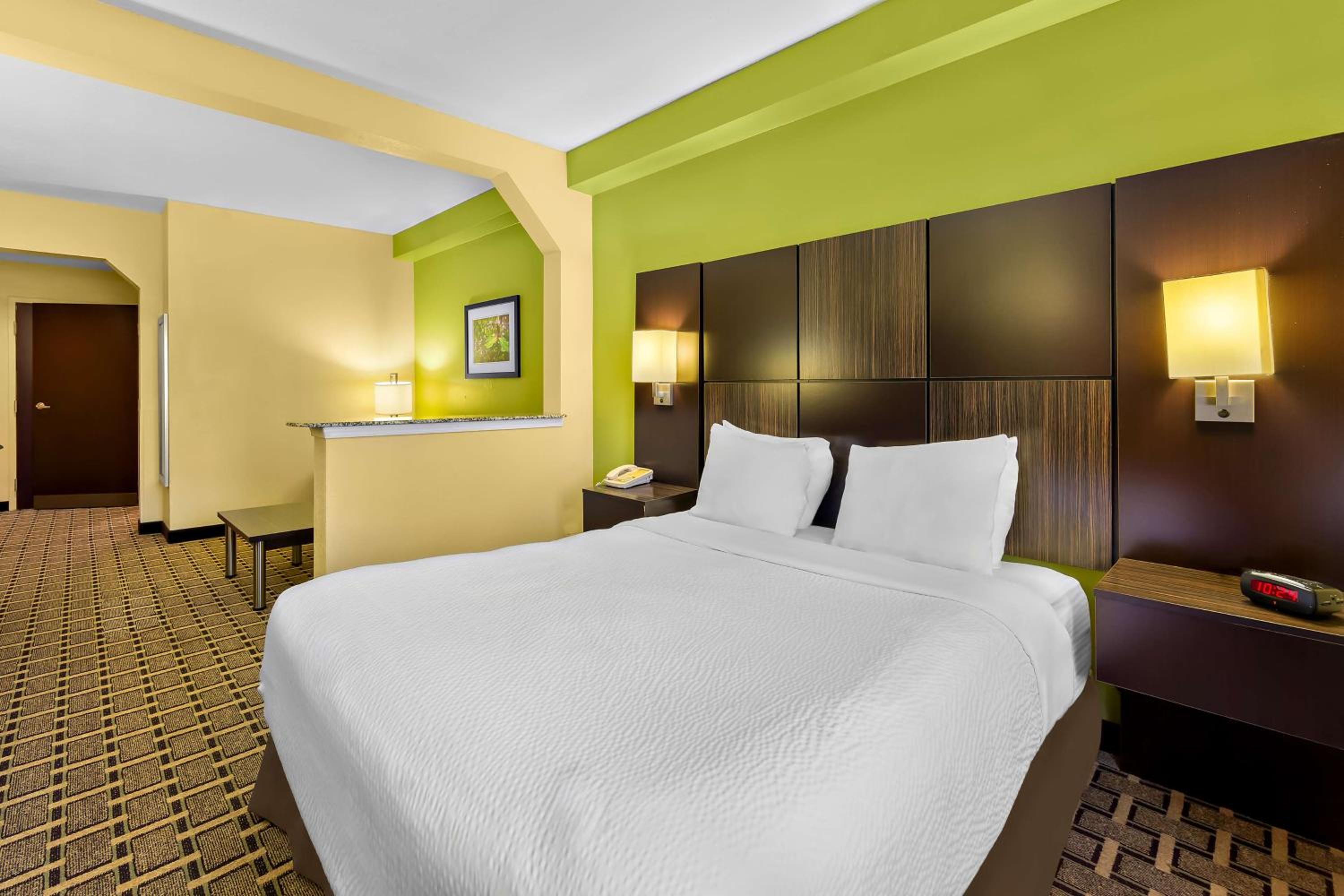 Queen Suite - Disability Access/Non-Smoking - Photo 2