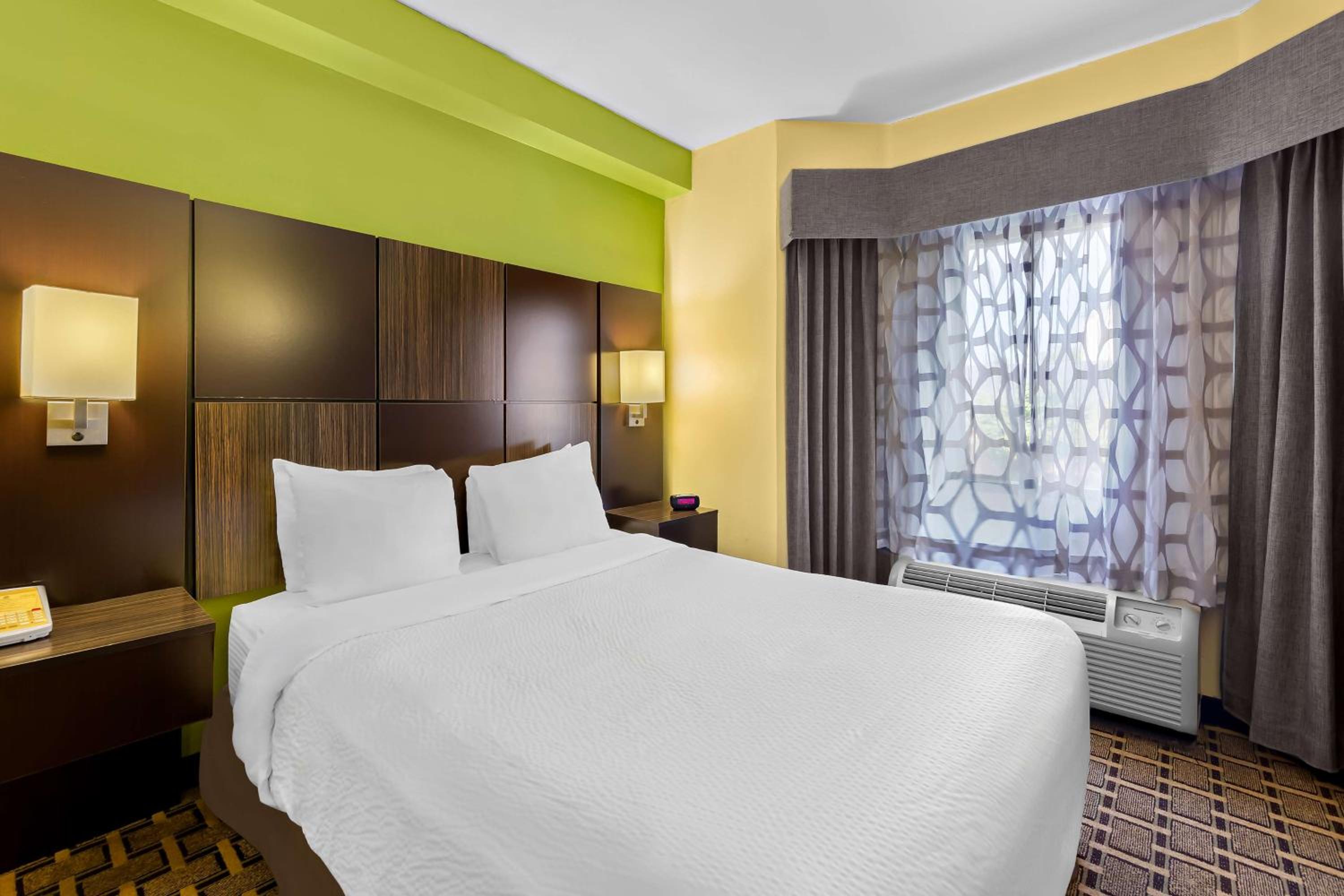Queen Suite - Disability Access/Non-Smoking - Photo 3