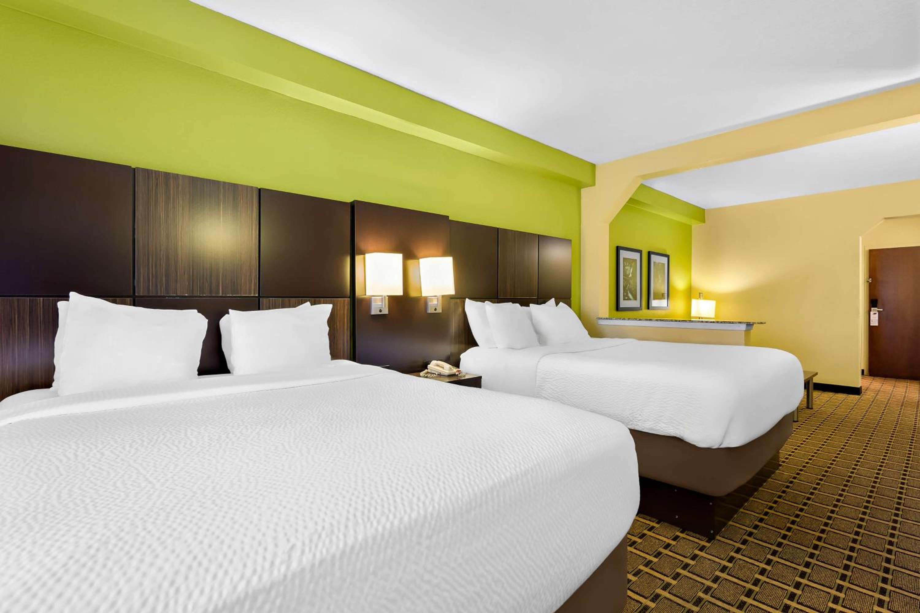 Queen Suite with Two Queen Beds and Sofa Bed - Non-Smoking - Photo 4