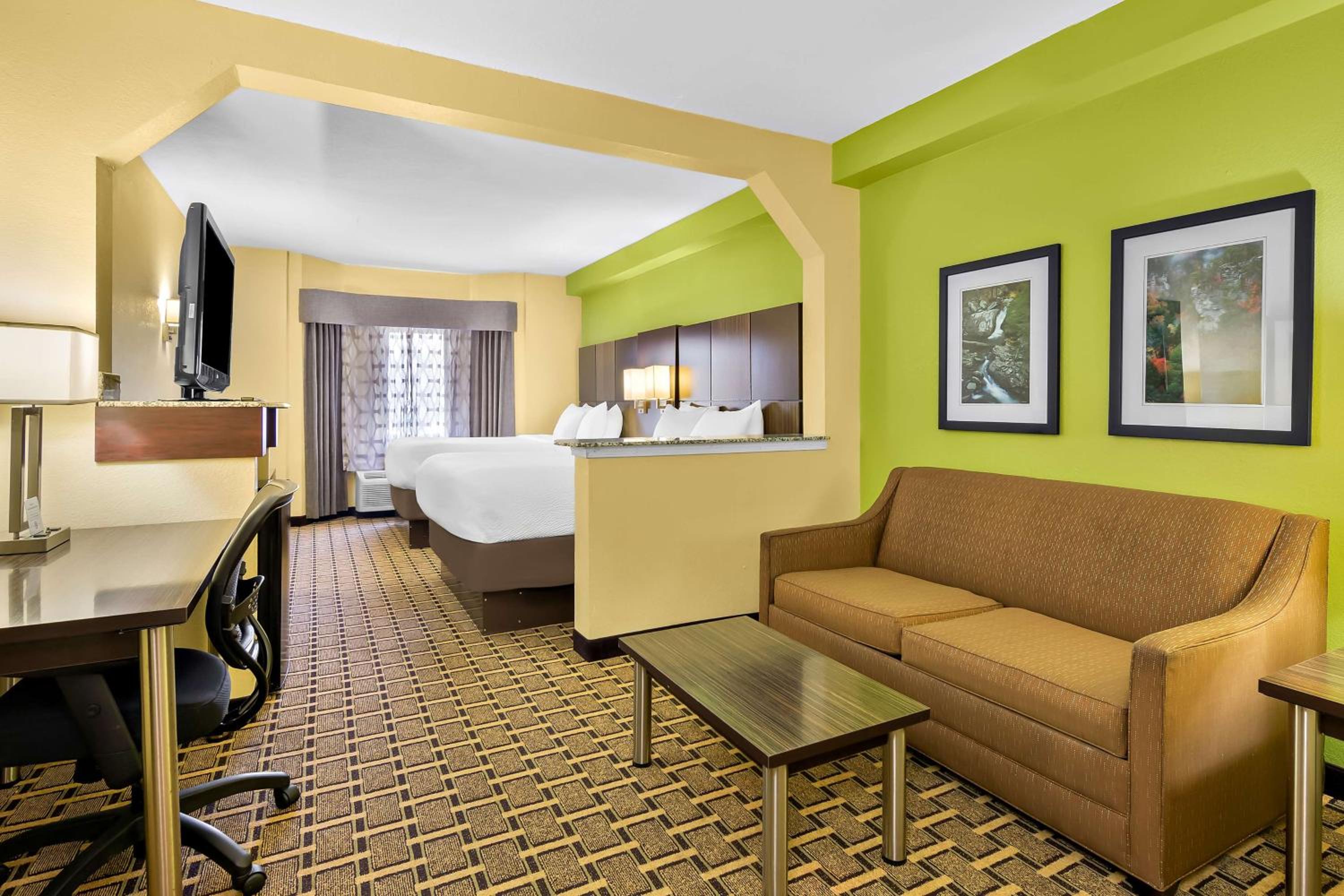 Queen Suite with Two Queen Beds and Sofa Bed - Non-Smoking - Photo 1