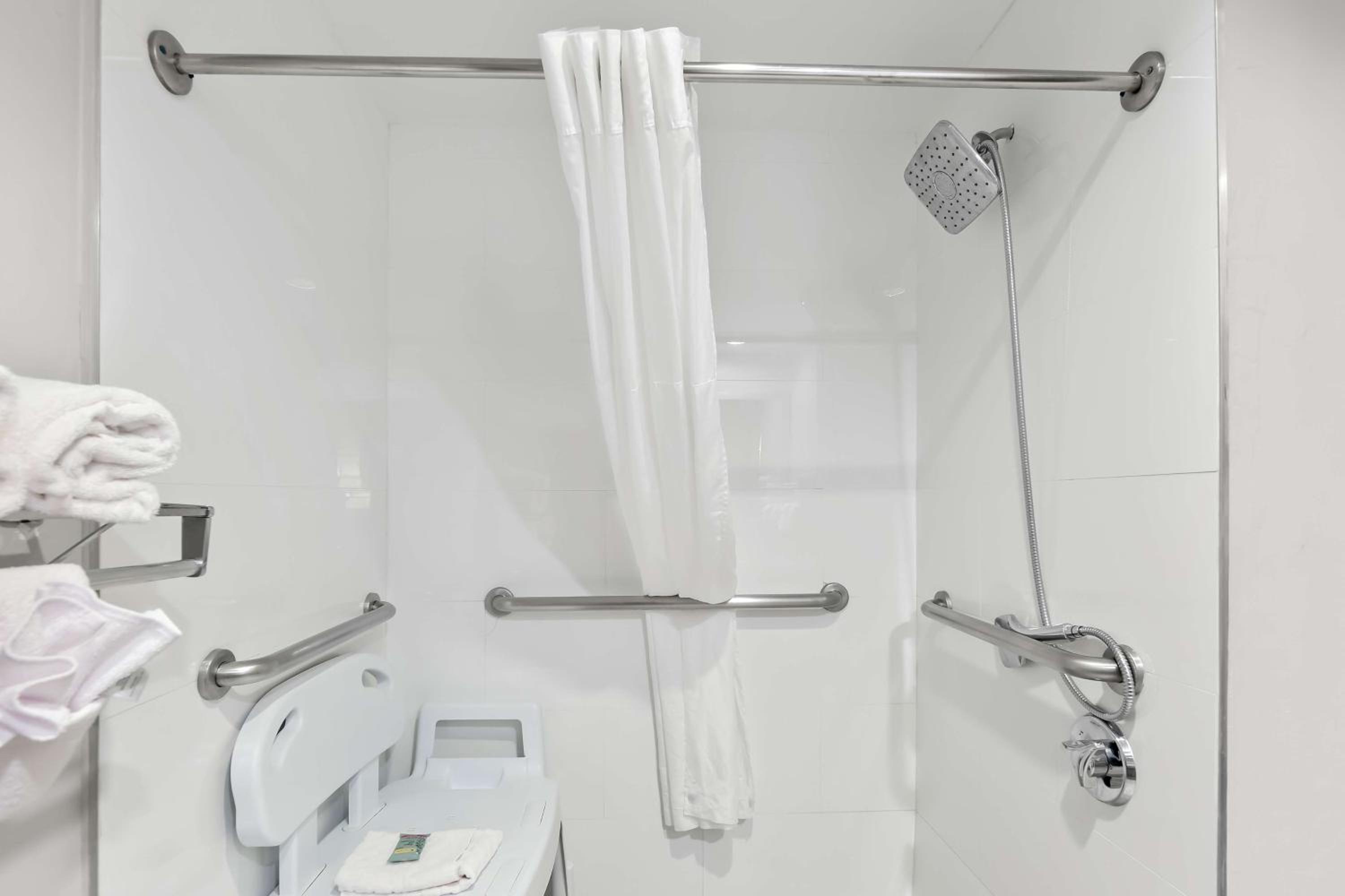 Queen Suite - Disability Access/Non-Smoking - Photo 5