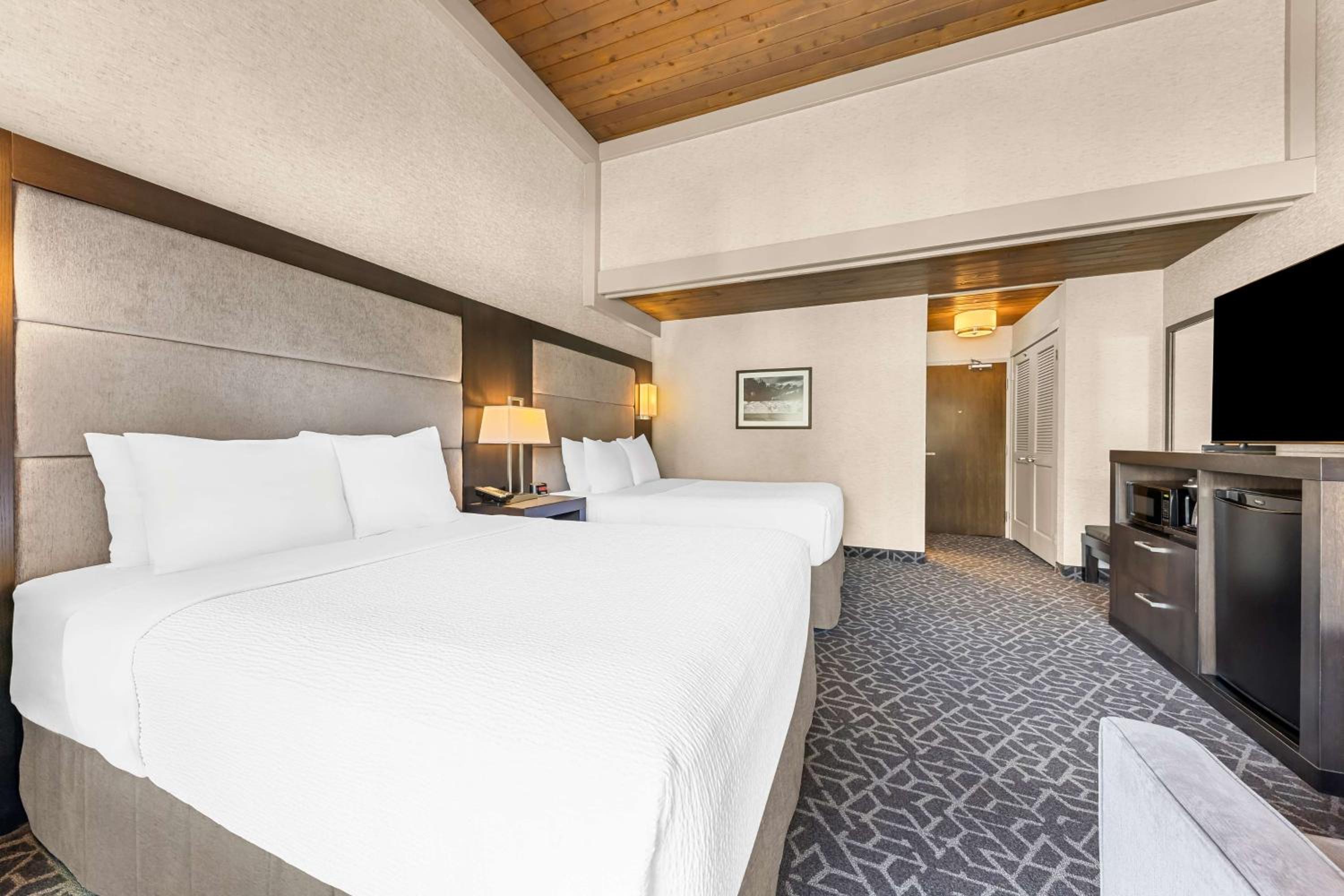Queen Room with Two Queen Beds - Non-Smoking - Photo 7
