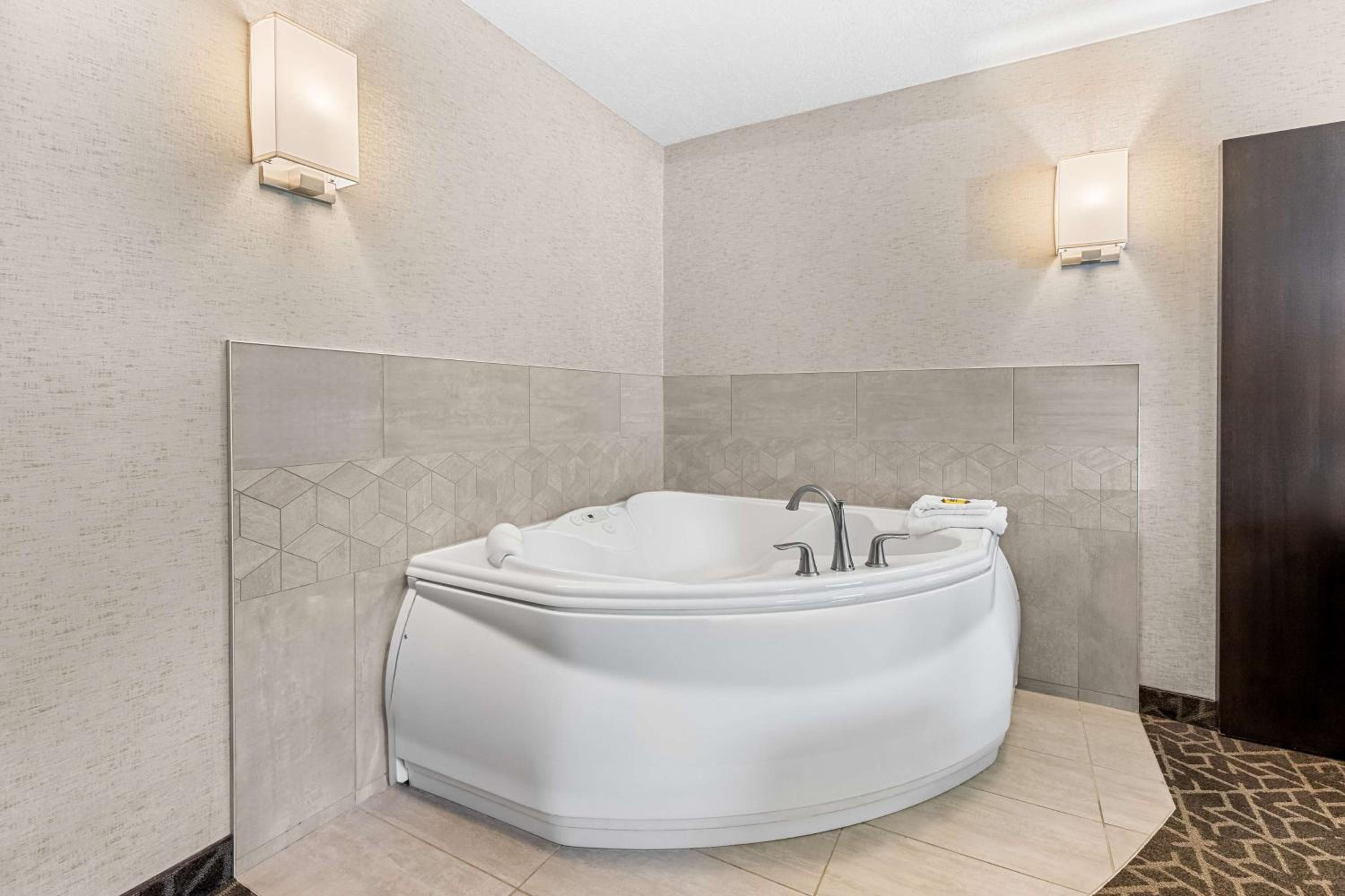 King Suite with Spa Bath and Sofa Bed - Photo 3