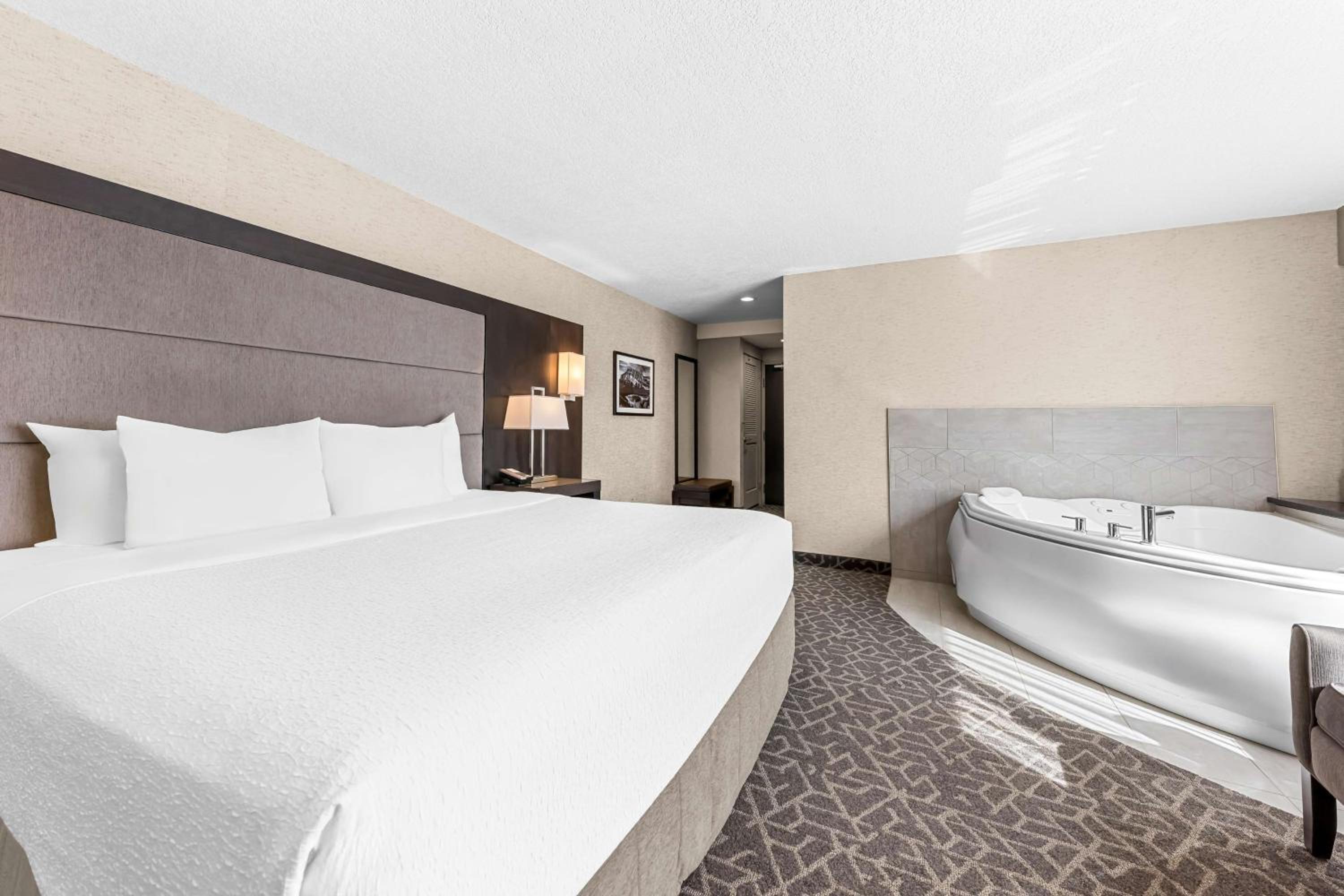 King Suite with Spa Bath and Sofa Bed - Photo 4