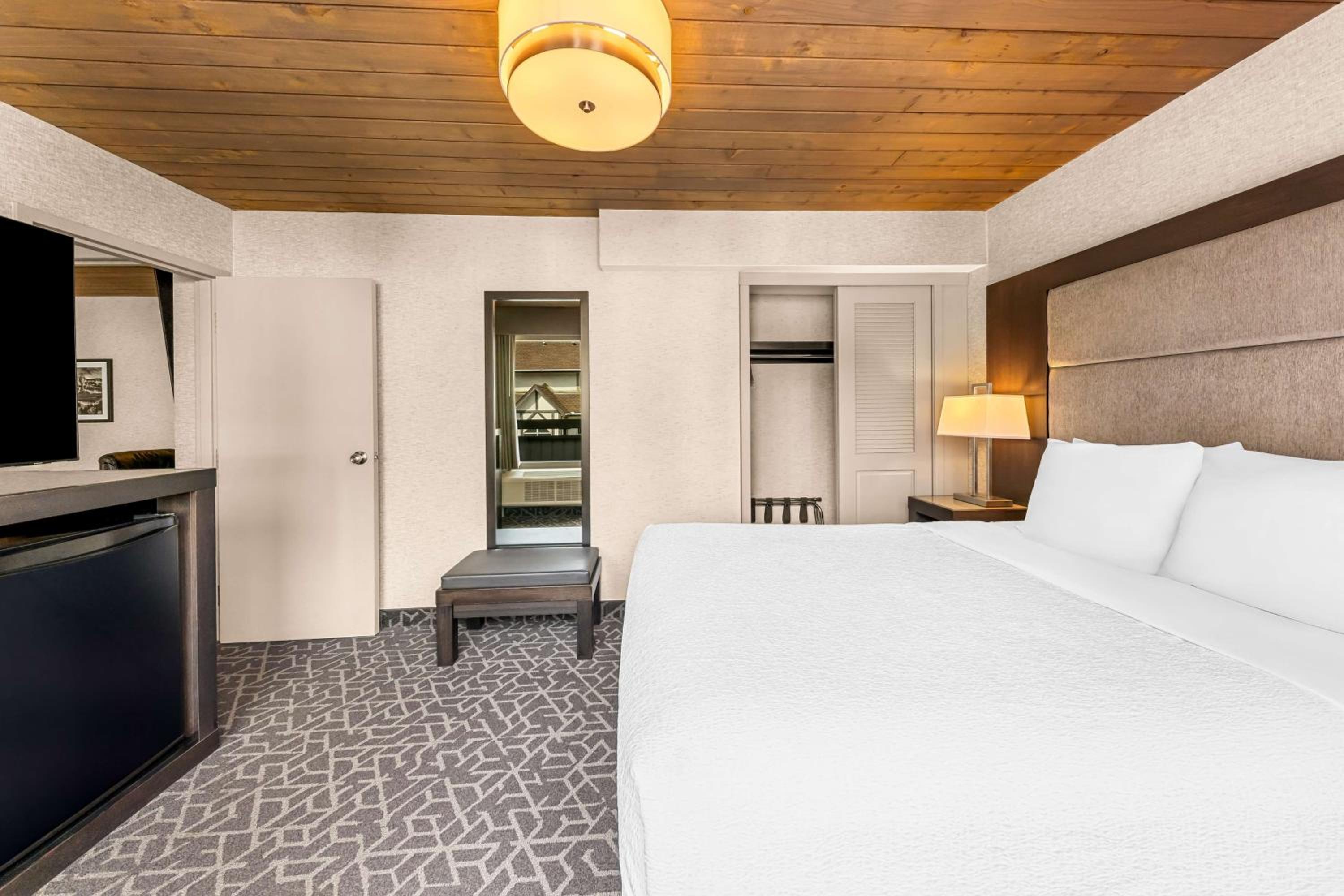 King Suite with Hot Tub - Photo 1