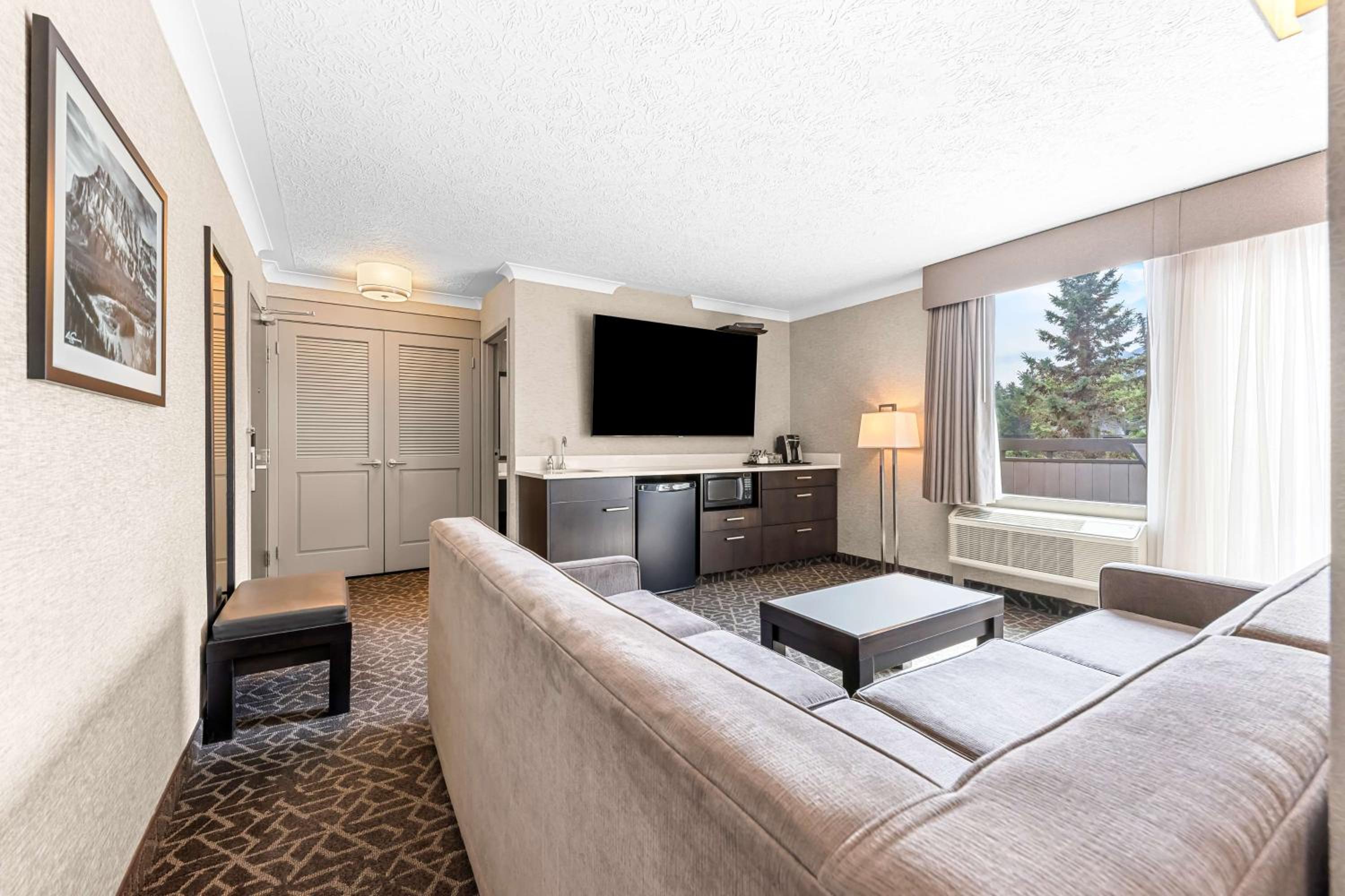 King Suite with Hot Tub - Photo 7