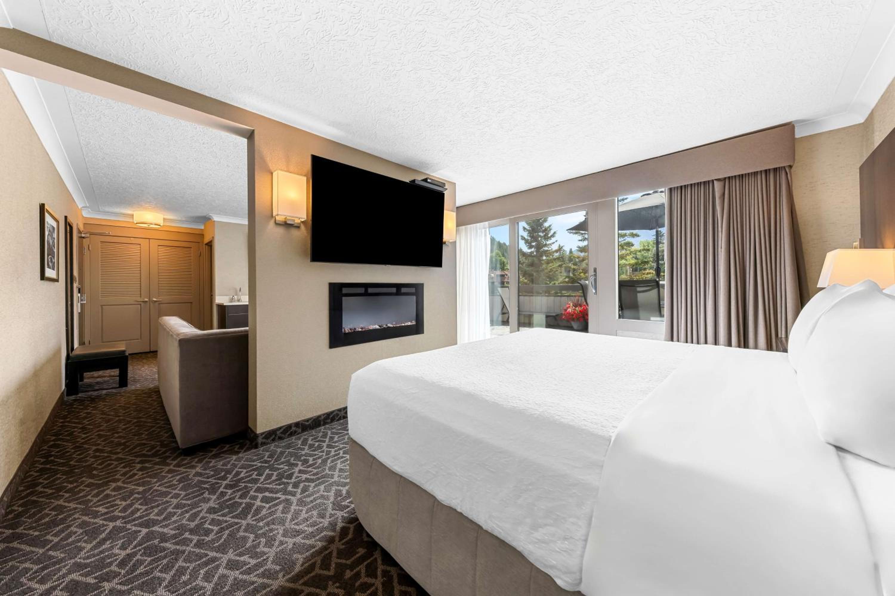 King Suite with Hot Tub - Photo 9