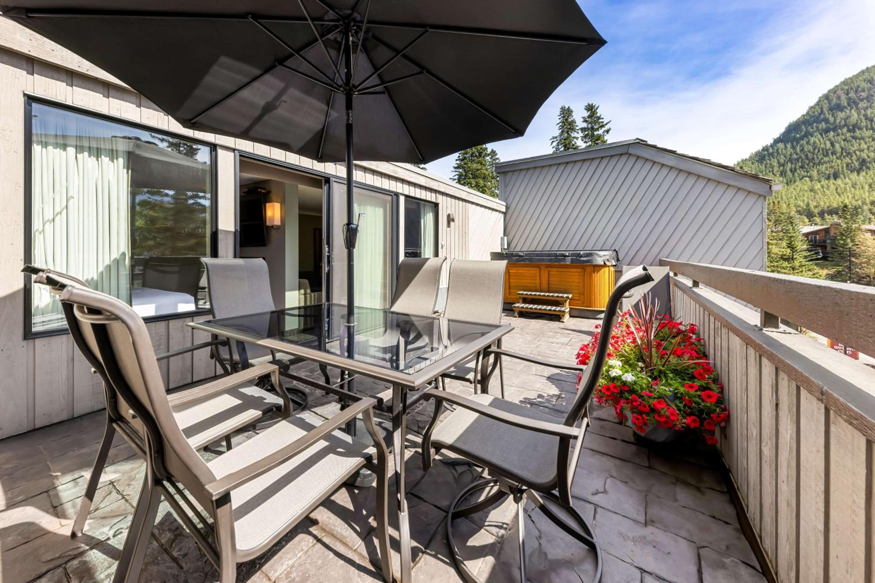 King Suite with Hot Tub - Photo 10
