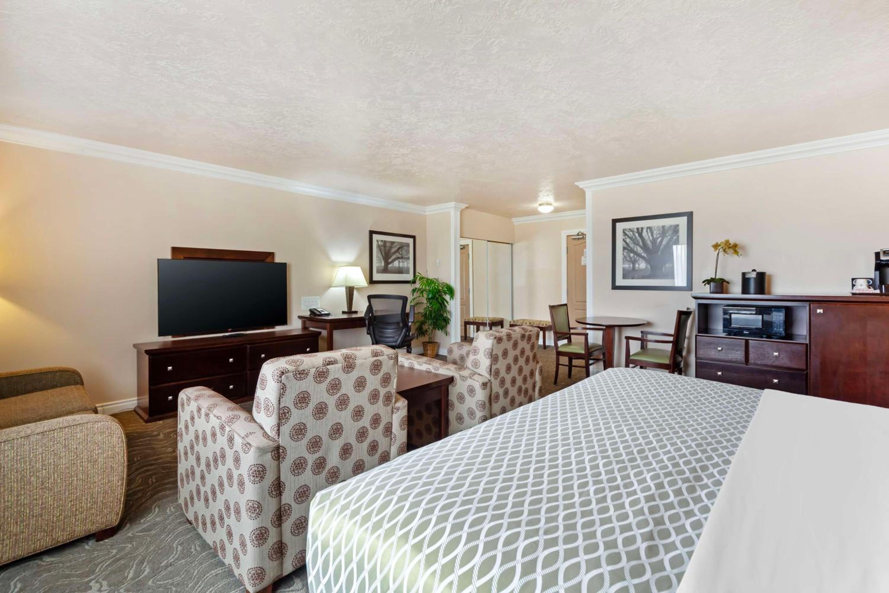 Queen Room - Pet Friendly/Non-Smoking/Exterior Access - Photo 3