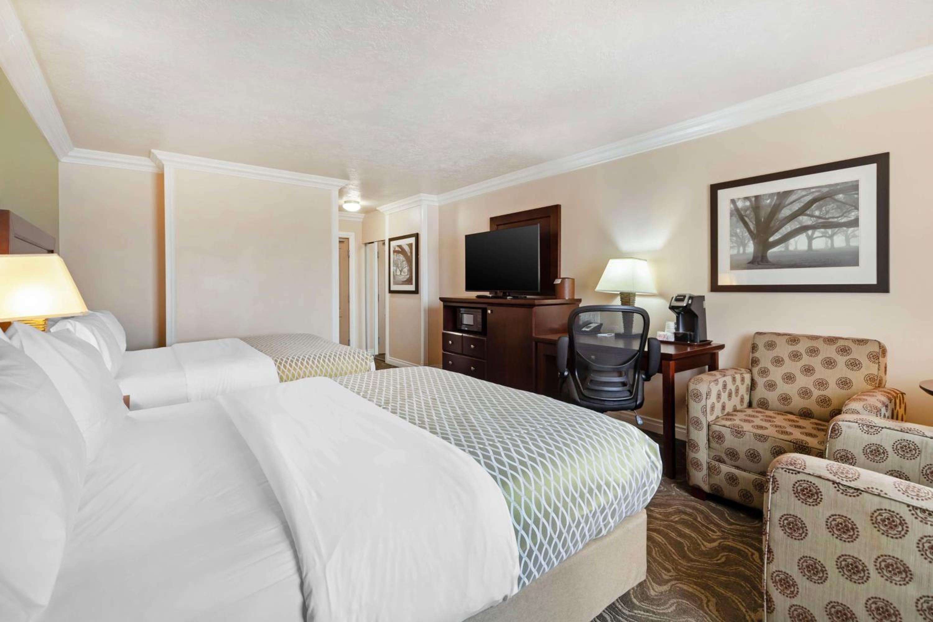 Queen Room with Two Queen Beds - Pet Friendly/Non-Smoking/Exterior Access - Photo 5