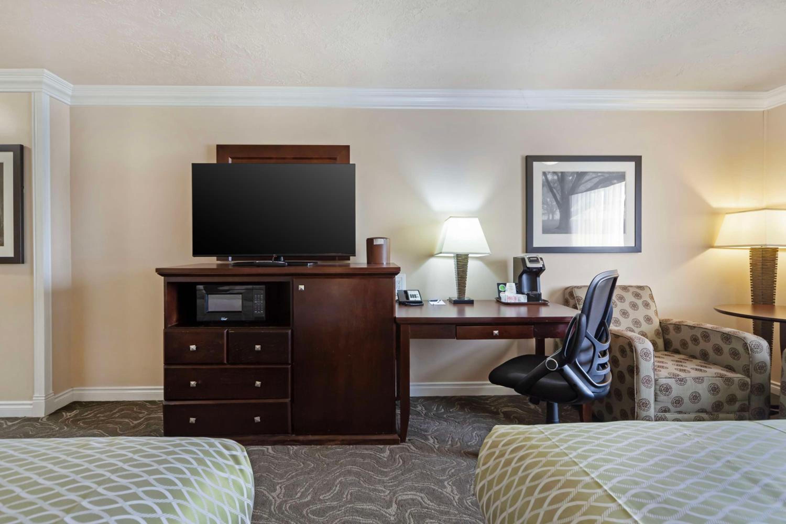 Queen Room with Two Queen Beds - Pet Friendly/Non-Smoking/Exterior Access - Photo 4