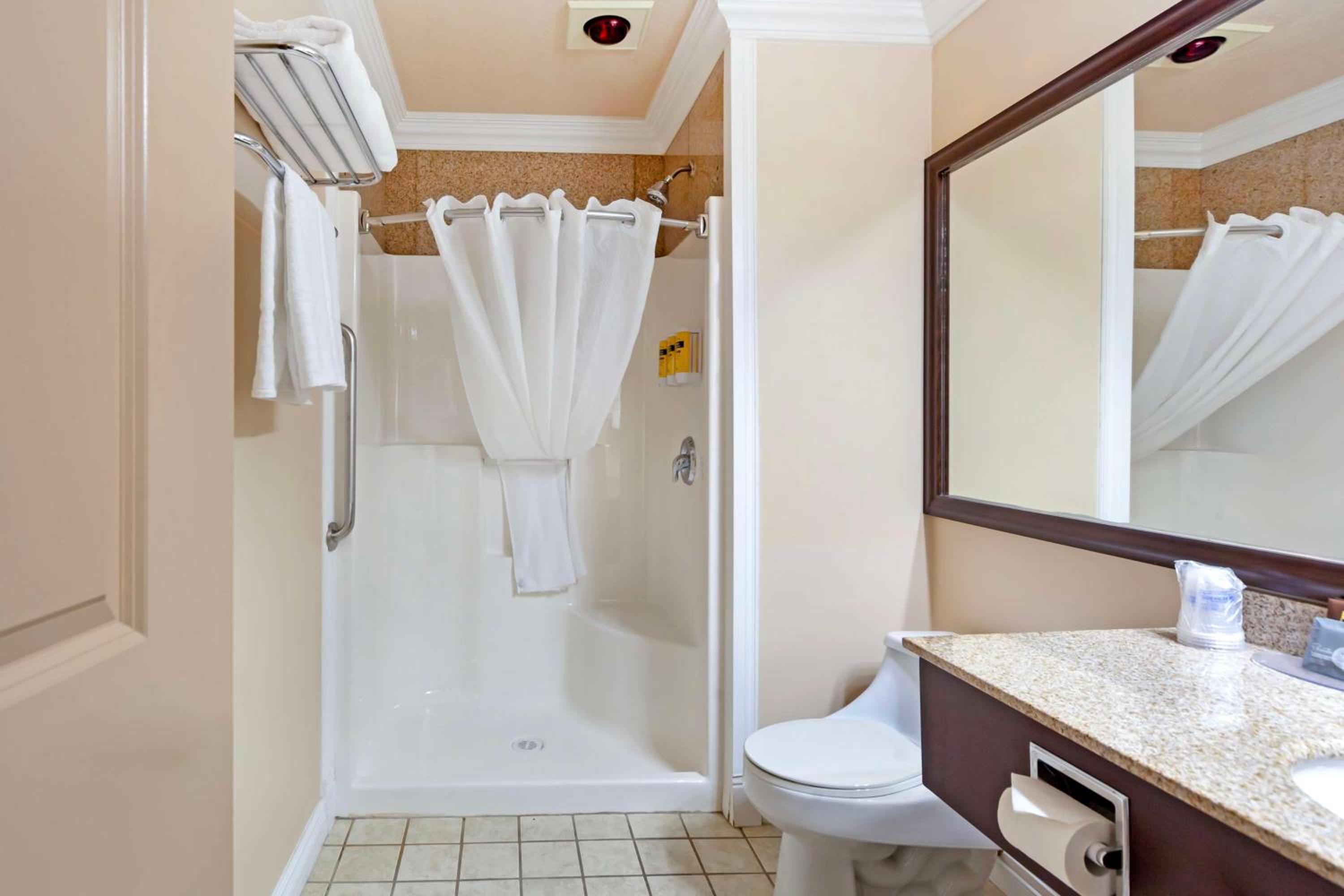 King Room with Spa Bath - Non-Smoking - Photo 5