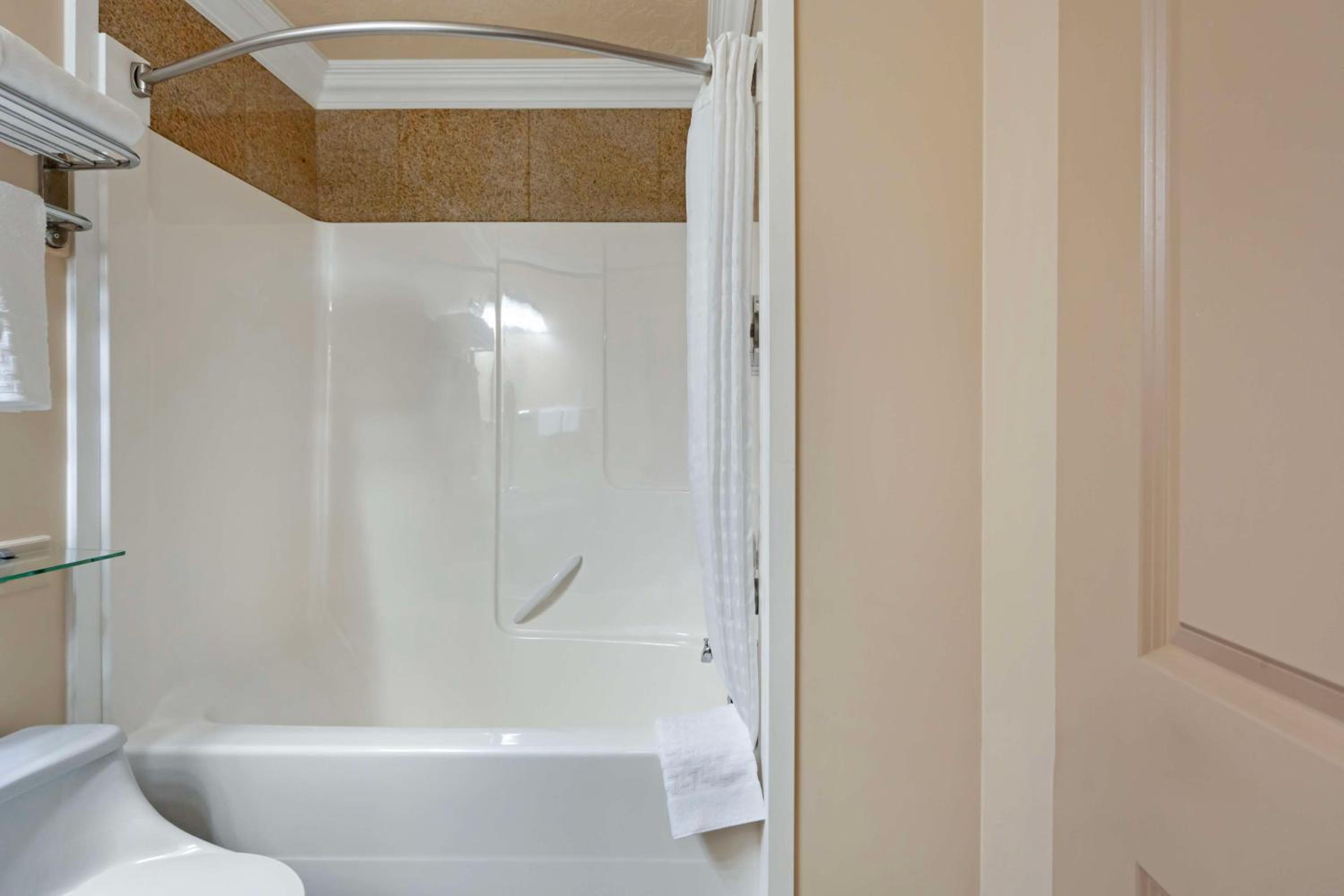 Queen Room - Pet Friendly/Non-Smoking/Exterior Access - Photo 8