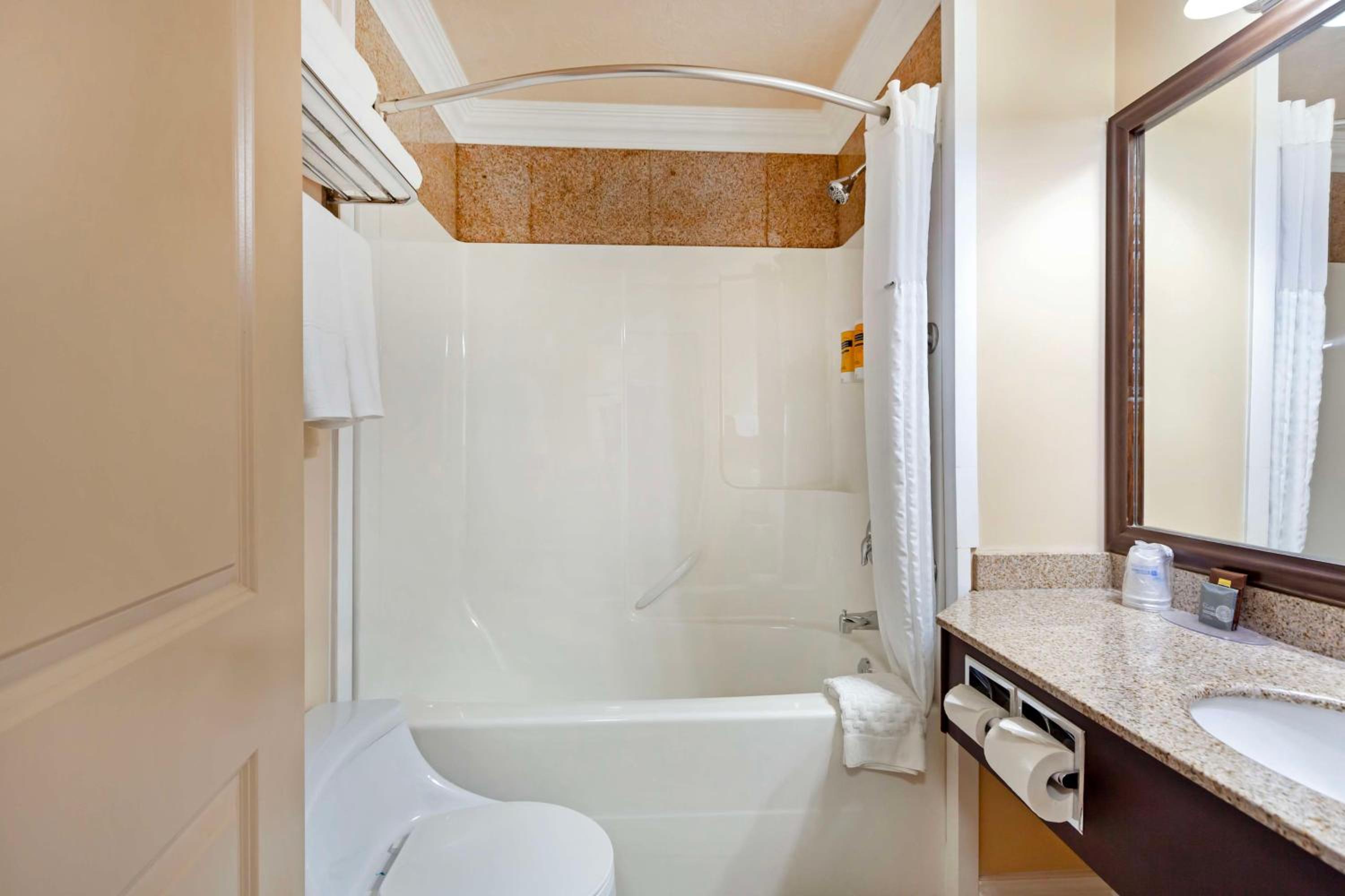 Queen Room with Two Queen Beds - Pet Friendly/Non-Smoking/Exterior Access - Photo 3