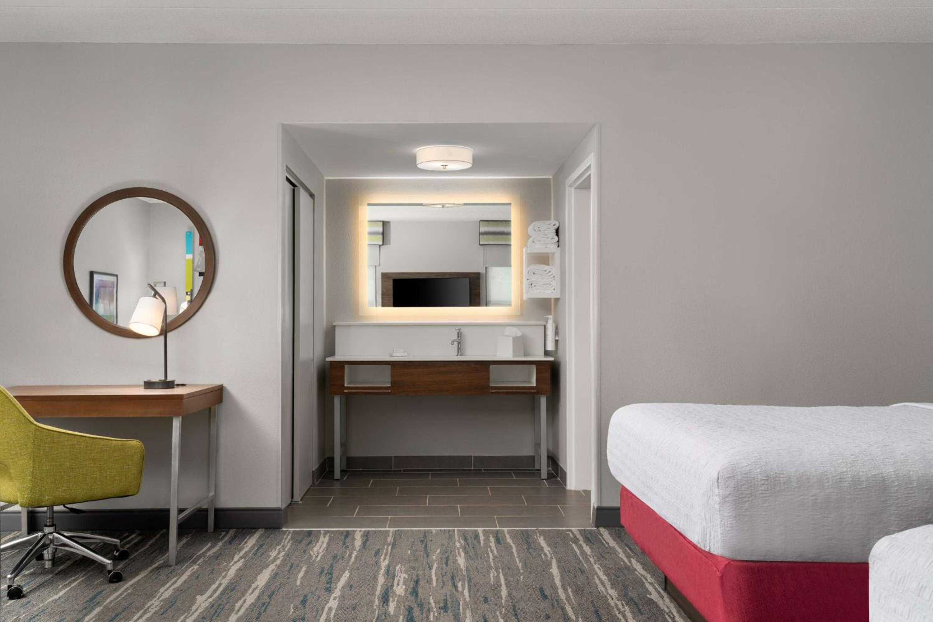 Queen Studio Suite with Two Queen Beds - Non-Smoking - Photo 4