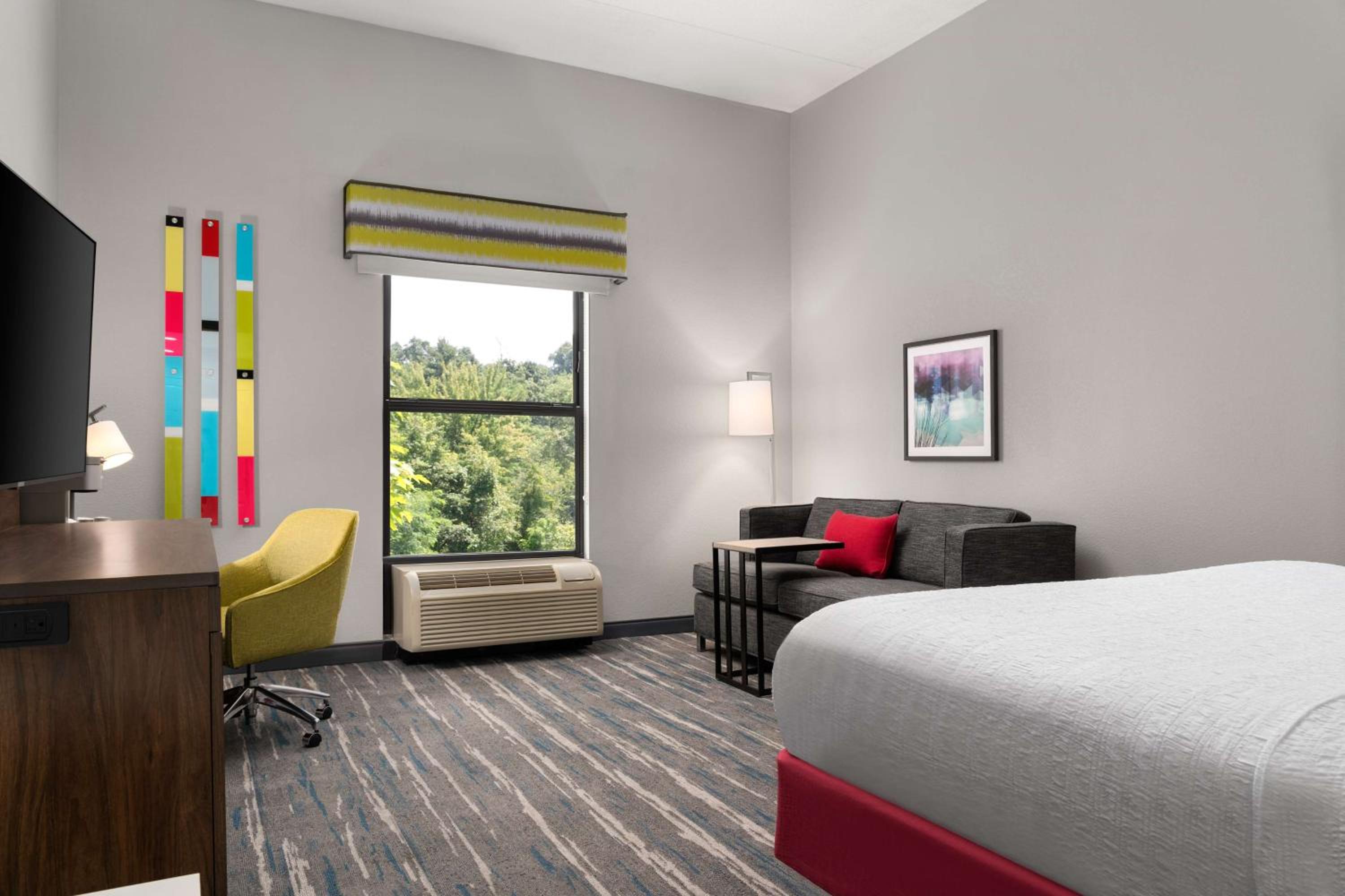 King Room with King Bed - Non-Smoking - Photo 2