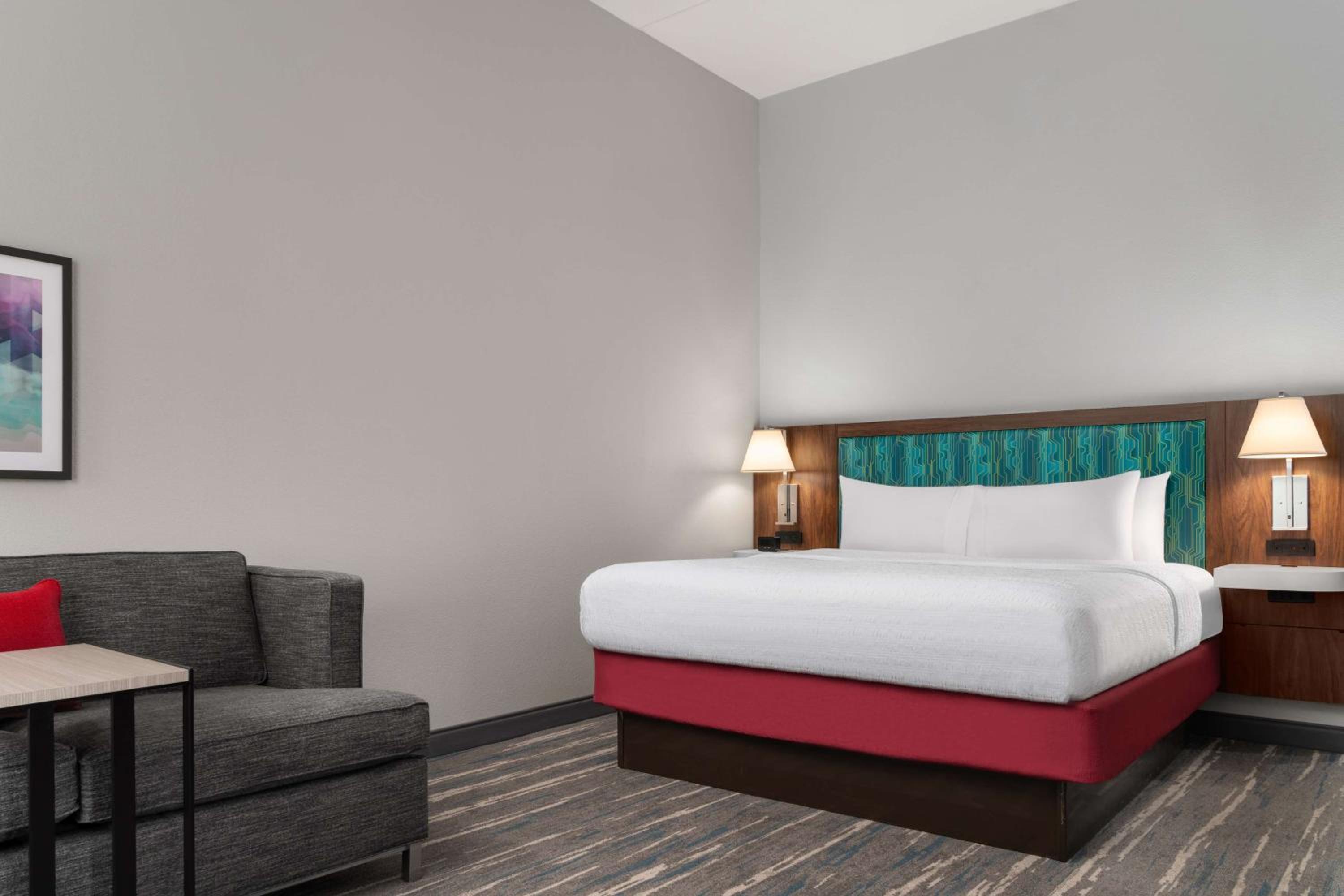 King Room with King Bed - Non-Smoking - Photo 3