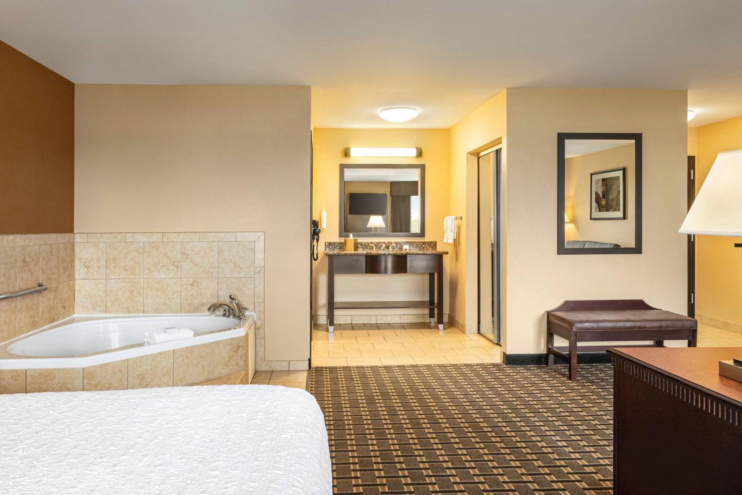 King Studio Suite with Whirlpool - Non-Smoking - Photo 2