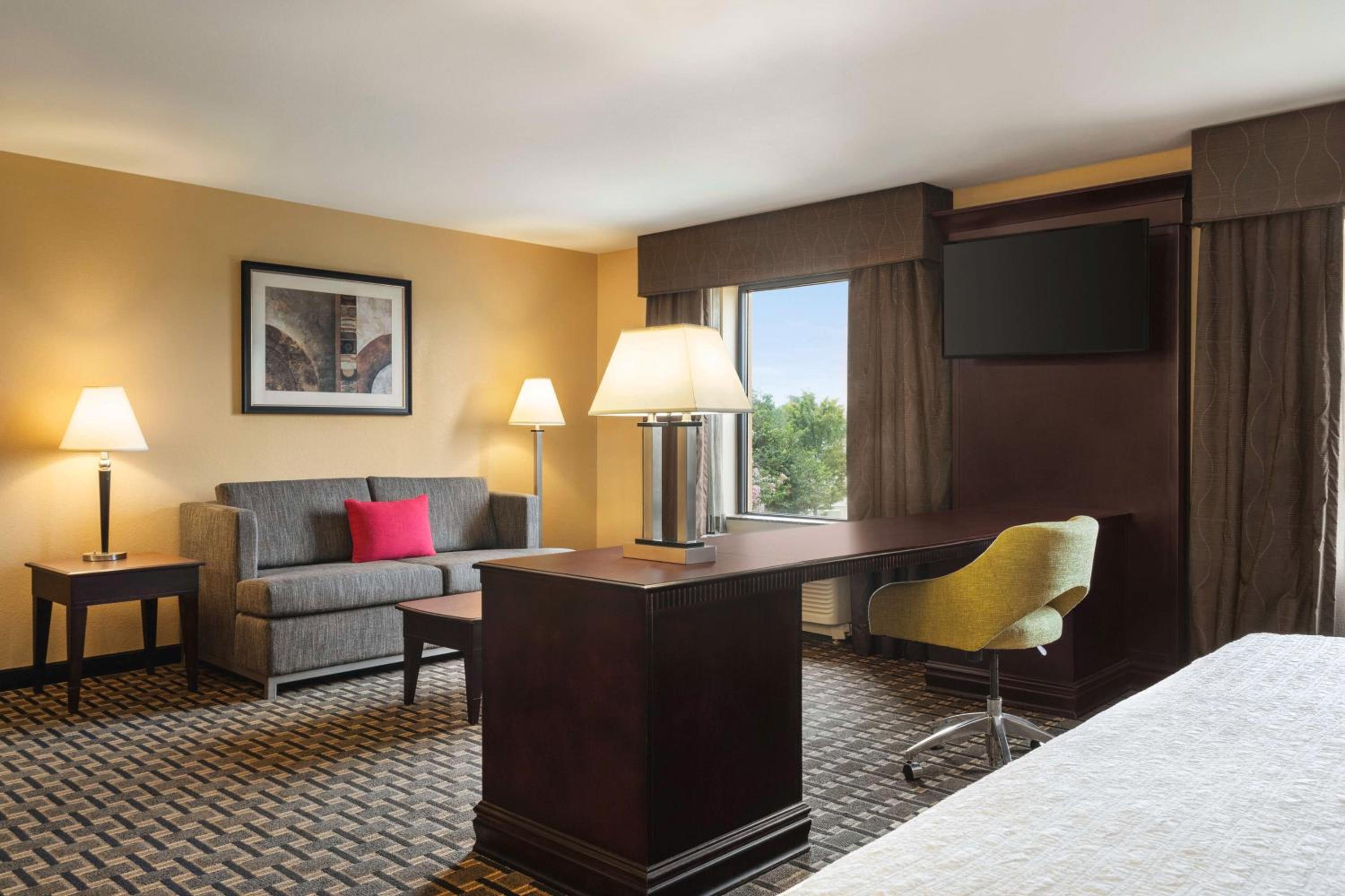 King Studio Suite with Sofa Bed - Non-Smoking - Photo 2