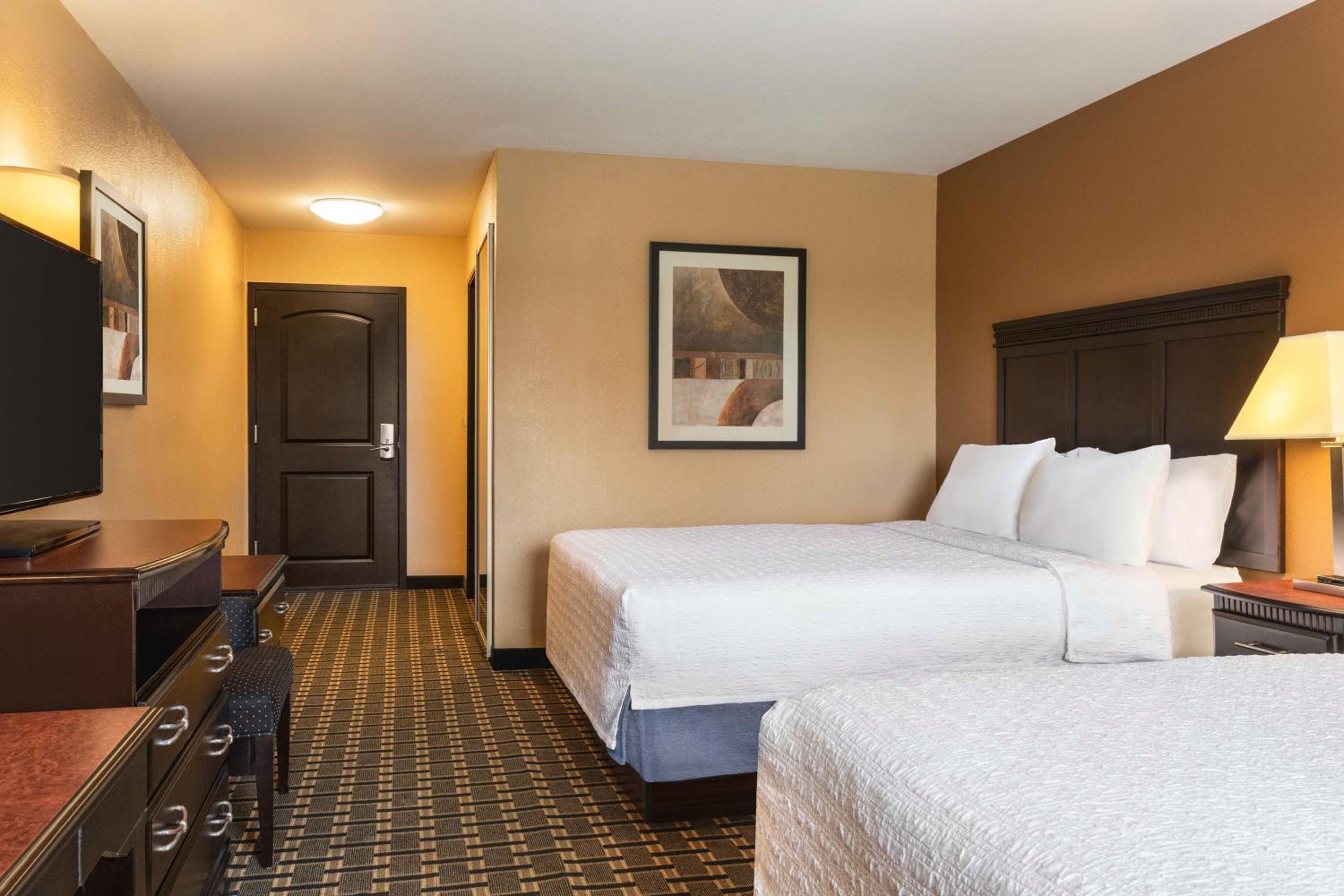 Room with Two Queen Beds - Non-Smoking - Photo 4