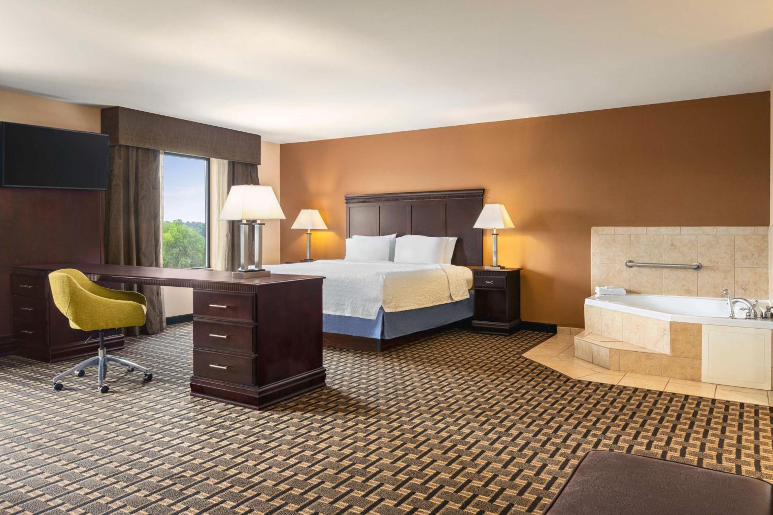 King Studio Suite with Whirlpool - Non-Smoking - Photo 1