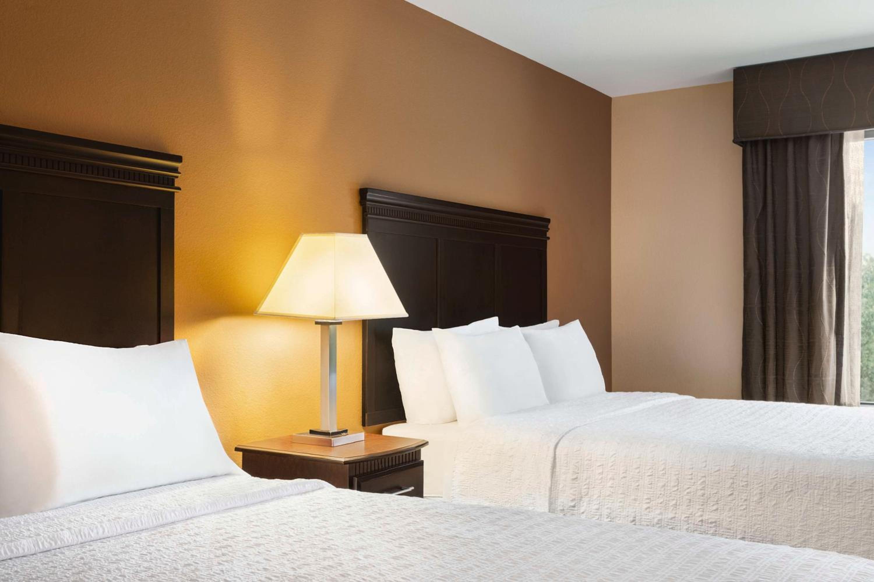Room with Two Queen Beds - Non-Smoking - Photo 3