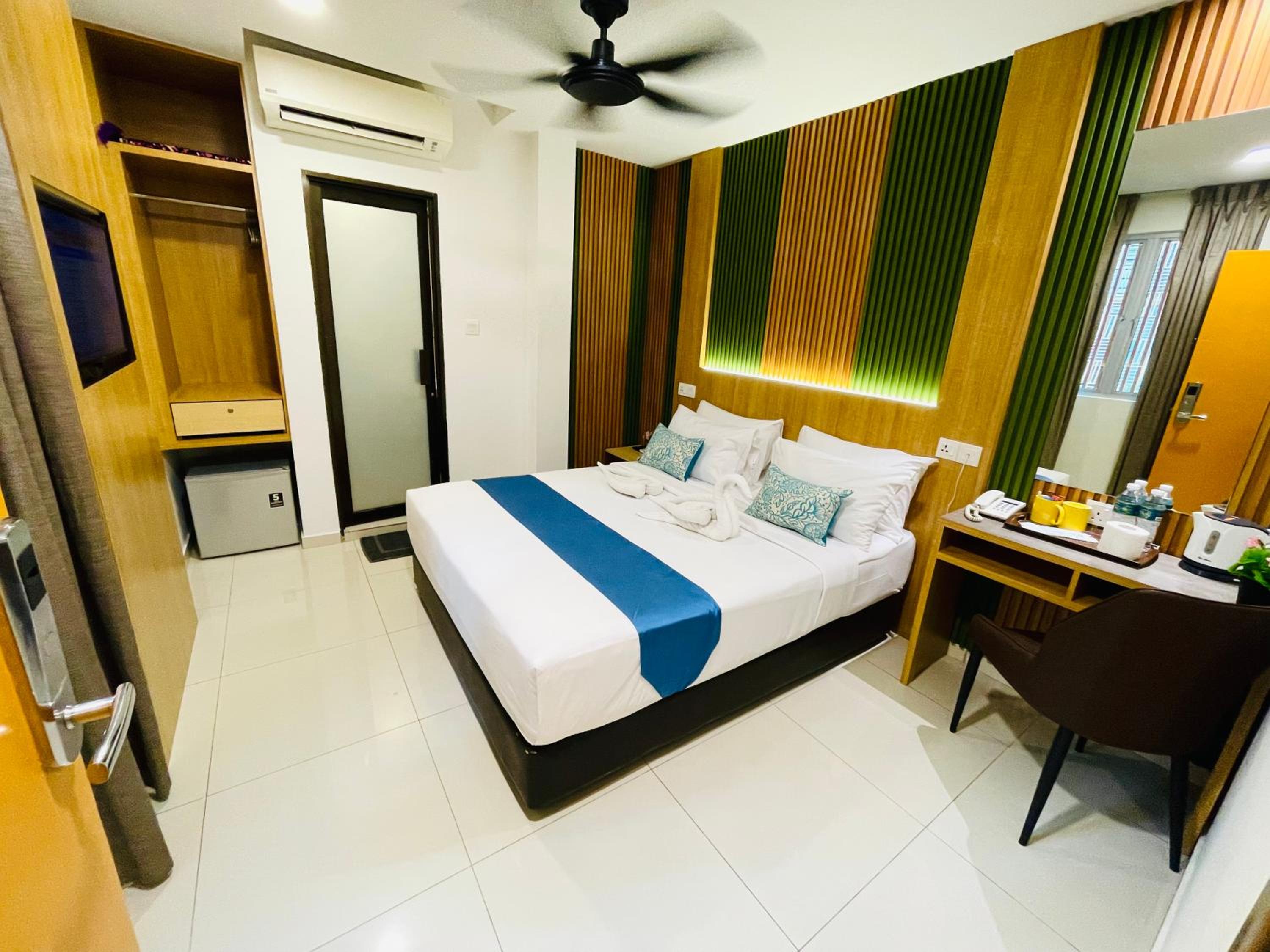 Deluxe Queen Room : Sky Garden / Gym / Hassle Free Check-in / Free Wifi  photo 3