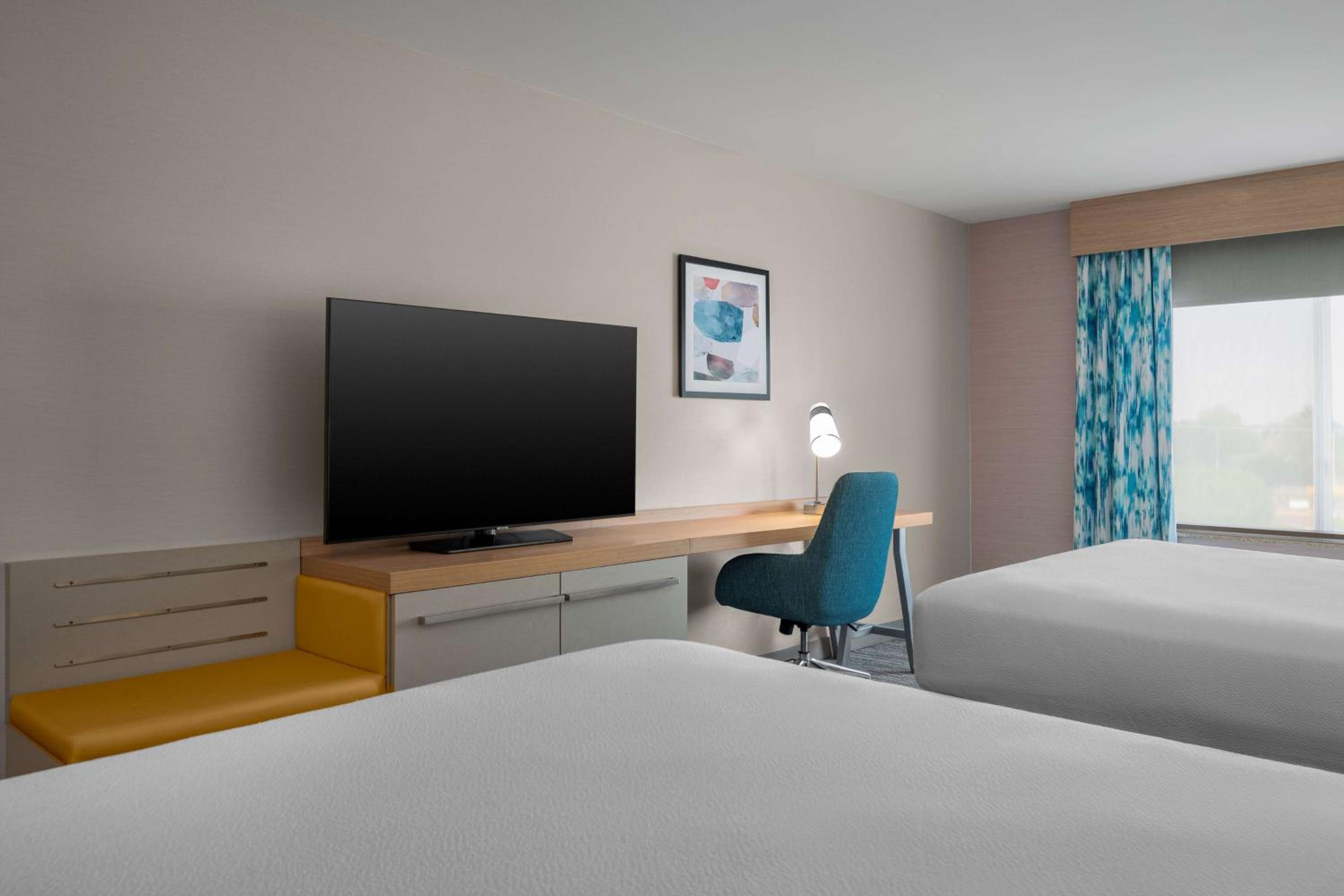 Queen Room with Two Queen Beds and Shower - Photo 3