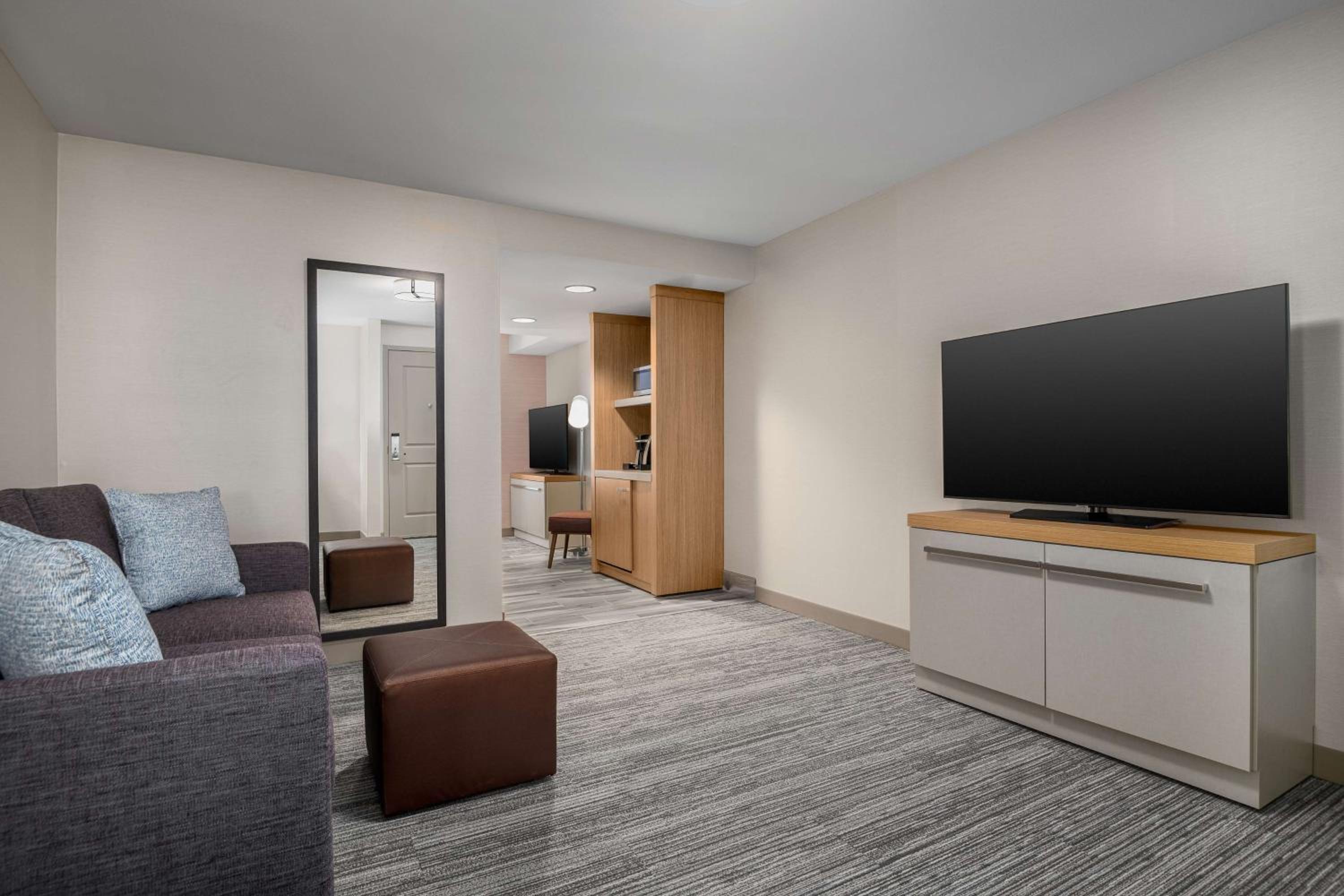 Junior King Suite with Seating Area - Photo 6